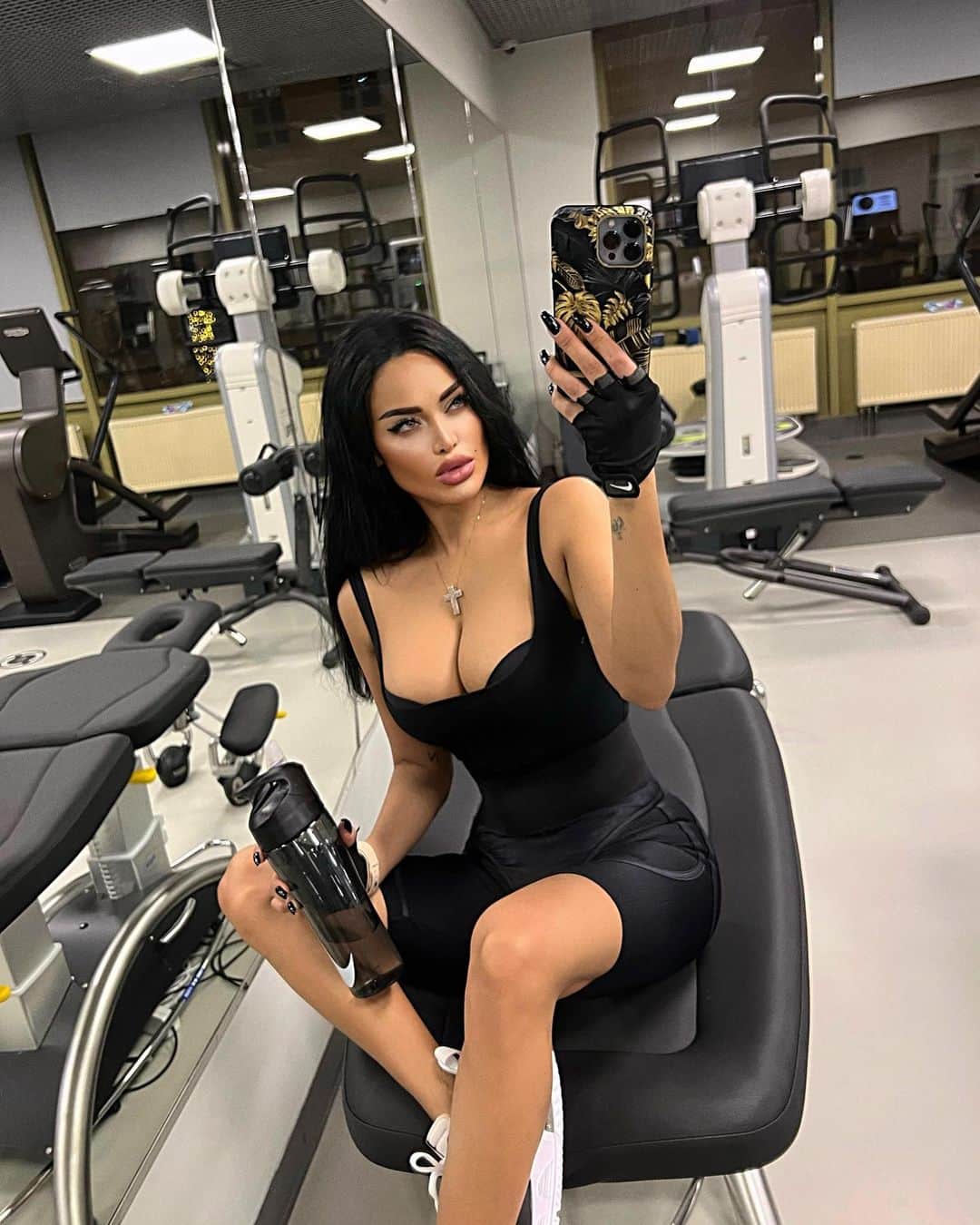 Nita Kuzminaのインスタグラム：「Я вернулась в спорт! 😈 Почти 2 года не занималась, с момента карантина, а потом вдохновения не было на спортзал. И только на днях у меня появилось дикое желание возобновить тренировки, изменить свой образ жизни и стать еще совершеннее, красивее, и успешнее!  Помните, Мы сами творцы своей Вселенной!  Плюс спорт — это мега крутая дисциплина! 💪🏼👊🏼 P.S. Записывать вам видео с тренировок, как я делала это раннее ?」