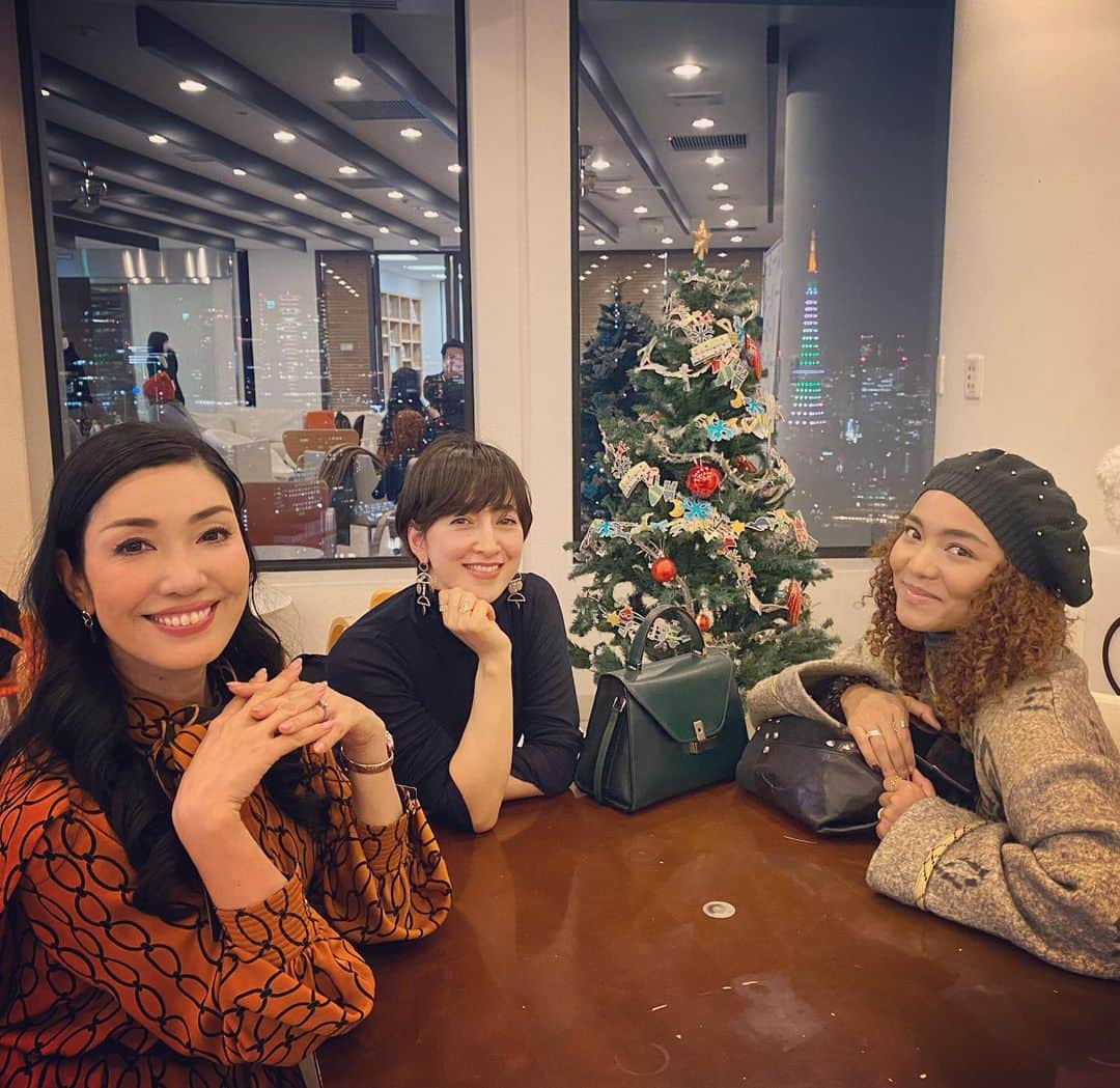 滝川クリステルさんのインスタグラム写真 - (滝川クリステルInstagram)「きゃー、うっかりしてました！！😅 アンミカさんのラジオ番組の最終回にゲストとして、クリスタルケイちゃんと一緒に出演したのですが、、😭 17日金曜日の放送をお伝えできてなかったです。。是非radikoで聴いてみてください💕 まだ22日まで聴くことができます。  ２回目の放送は24日23時30からの放送です😊 J-WAVE『VOLVO CROSSING LOUNGE』金曜23:30～24:00オンエア クリスマスイブに是非❤️ #クリスマス女子会🎅🤶🎄 #jwave」12月21日 17時09分 - christeltakigawa