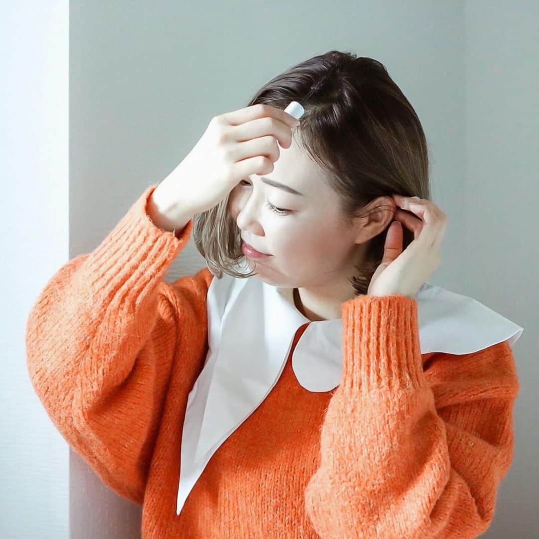 のインスタグラム：「ㅤ なーなー、みんなさー 『#アホ毛 』どーしてるん⁇ あたしさ、猫っ毛でふにゃふにゃなくせにな アホ毛だけは一丁前にふわふわ立ちよるねんな😠 ㅤ ㅤ でもさ、こんなええもんあんねんな✨ 知らんかった‼︎ どこでもササっと、スーッと髪撫でるだけで カンタンにアホ毛直せんねん‼︎これ‼︎ ㅤ ㅤ @plus_eau  『プリュスオー ポイントリペア』  (マスカラ型スタイリング剤) ㅤ ㅤ これめちゃめちゃ便利♩ マスカラ状になっとってな、 アホ毛立ってるとこをササっと撫でると アホ毛が直せんねんで😆 凄ない? 小さいからさ、朝家で使うだけやなくて、 ポーチとかなんならポケットに入れて 外でもササっと直せんねん😄 ええよな♡ ㅤ ㅤ アホ毛だけやなくて、 今はできへんけど、おだんごしたときとかさ、 まとめ髪のときにも使えるで✨ あと、わたし前髪ないけどさ、前髪のセットにも👍🏻 ㅤ ㅤ これ、ほんまええわ😄 気に入った♡ ㅤ ㅤ ㅤ ㅤ  #プリュスオー #ポイントリペア #まとめ髪用ポイントブラシ #アホ毛対策 #アホ毛 #まとめ髪 #ヘアスタイリング #PLAZA #pluseau_ad #ヘアセット #ヘアスタイル #ヘアアレンジ #アホ毛直し #アホ毛マスカラ #ヘアセット #スタイリング」