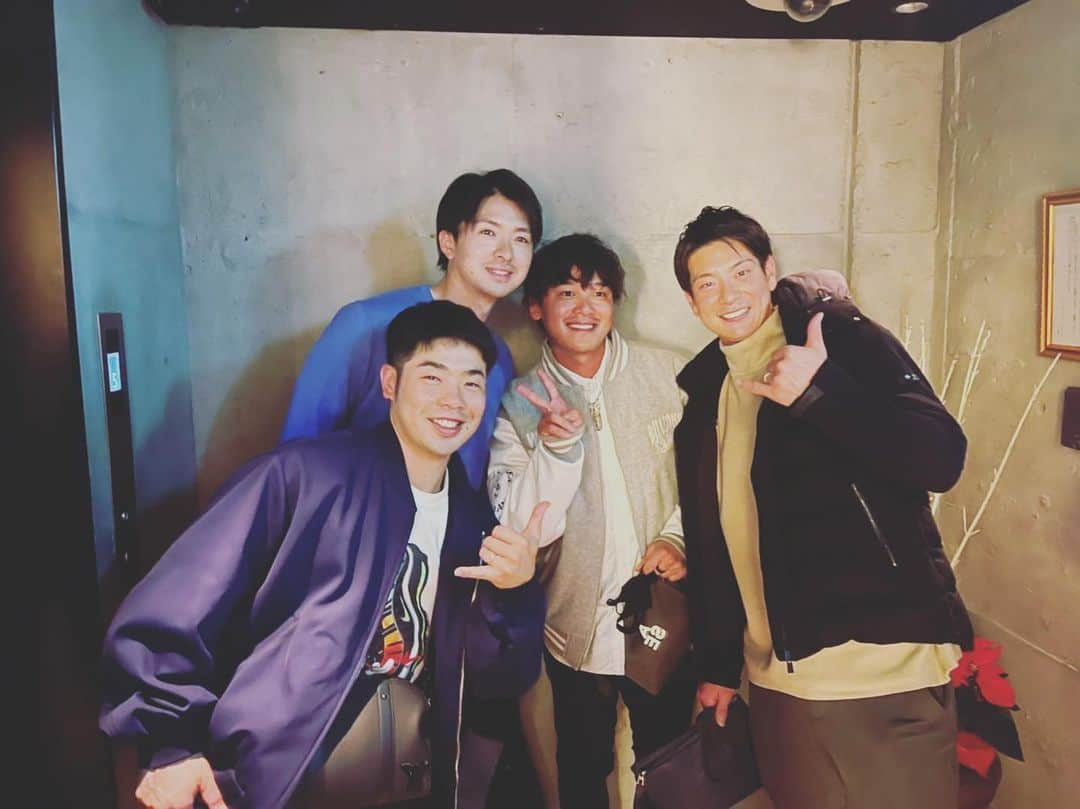 石川慎吾さんのインスタグラム写真 - (石川慎吾Instagram)「先日 毎年恒例の 同期会してきました。 . . 10年の付き合いやけど 変わらんな。笑 . . #お寿司#食べました #店決め#日にち決め #こんちゃん#ごう #俺と#上沢くん #いつも#食べるだけ笑 #いつもありがとう #これからもよろしく」12月21日 17時19分 - shingooooo.36