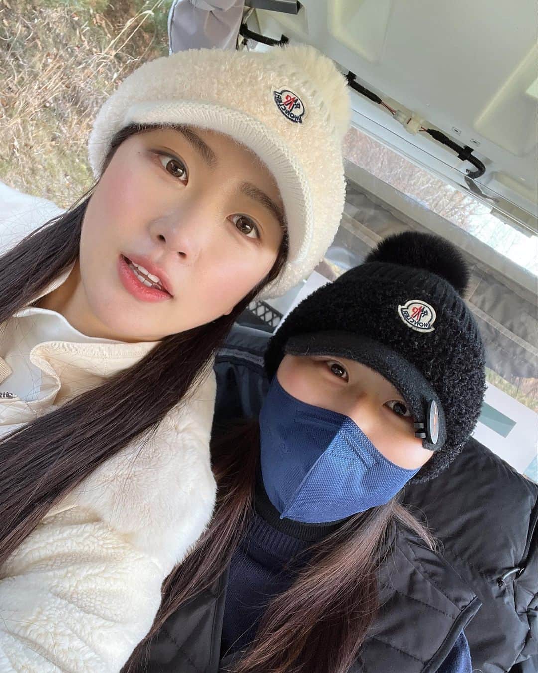 スビン さんのインスタグラム写真 - (スビン Instagram)「매니져님 올해안에 머리 올리기 완료. 쌍둥이 모자, 잃어버리면 죽는다 #우당탕탕 #21년의소중한날들을잊지말아죠은지야 🤍」12月21日 17時28分 - dalsooobin
