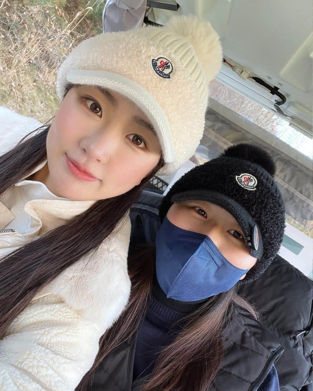 スビン さんのインスタグラム写真 - (スビン Instagram)「매니져님 올해안에 머리 올리기 완료. 쌍둥이 모자, 잃어버리면 죽는다 #우당탕탕 #21년의소중한날들을잊지말아죠은지야 🤍」12月21日 17時28分 - dalsooobin