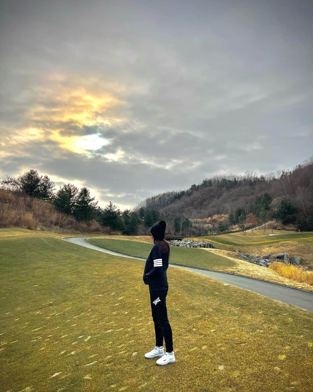 スビン さんのインスタグラム写真 - (スビン Instagram)「매니져님 올해안에 머리 올리기 완료. 쌍둥이 모자, 잃어버리면 죽는다 #우당탕탕 #21년의소중한날들을잊지말아죠은지야 🤍」12月21日 17時28分 - dalsooobin