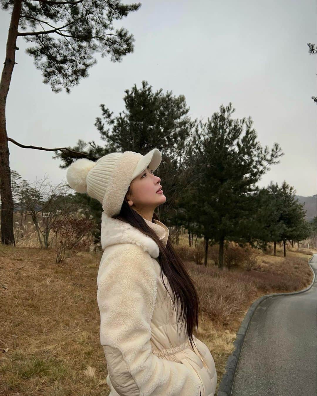 スビン さんのインスタグラム写真 - (スビン Instagram)「매니져님 올해안에 머리 올리기 완료. 쌍둥이 모자, 잃어버리면 죽는다 #우당탕탕 #21년의소중한날들을잊지말아죠은지야 🤍」12月21日 17時28分 - dalsooobin