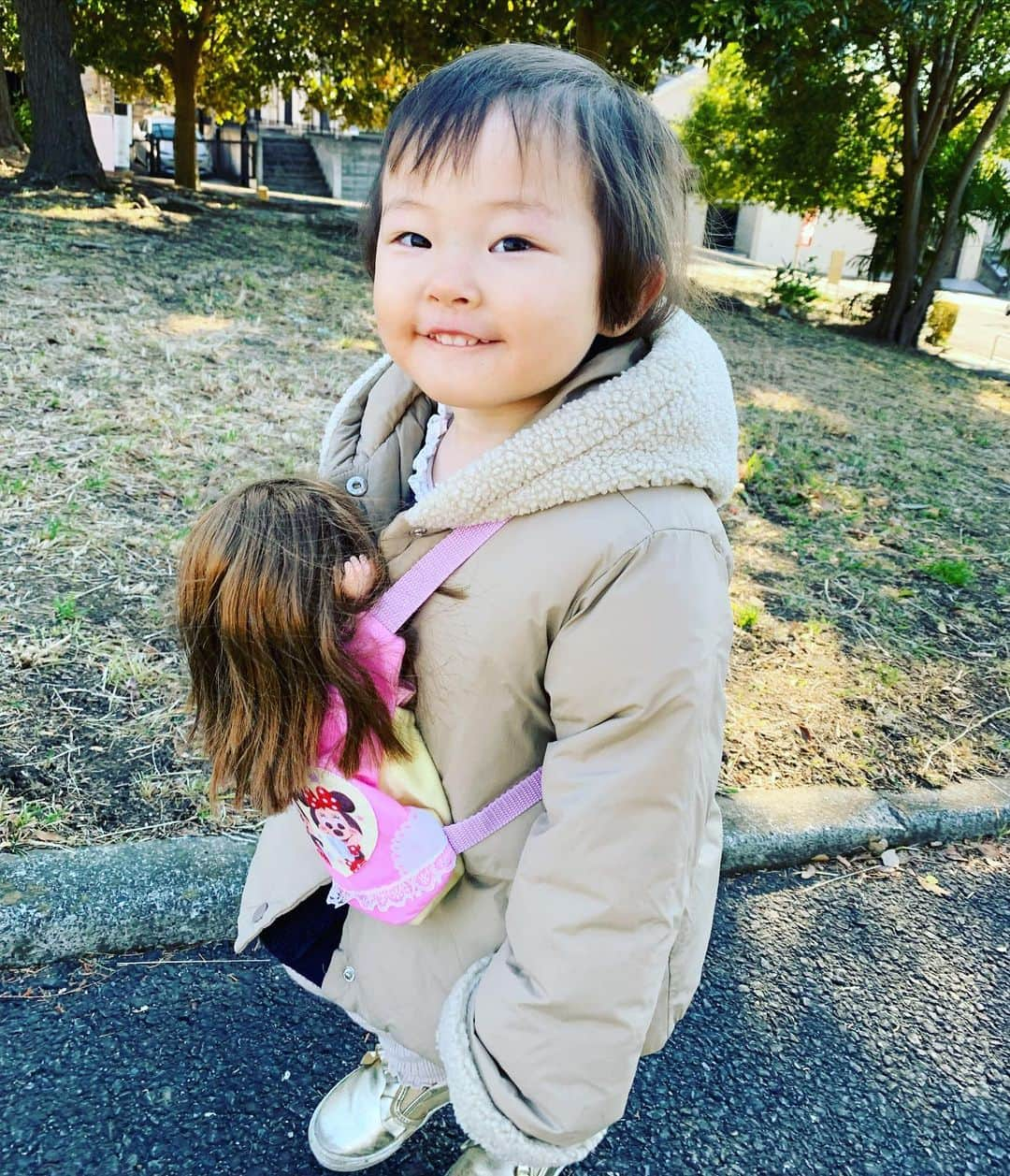 木下あゆ美さんのインスタグラム写真 - (木下あゆ美Instagram)「赤ちゃん連れで大変ですね🤥　　 Her favorite doll.  #ソランちゃん　#遂に公園にまで #寝る時も一緒　お陰で#髪の毛ボサボサ😢」12月21日 17時41分 - ayumi_kinoshita13121982