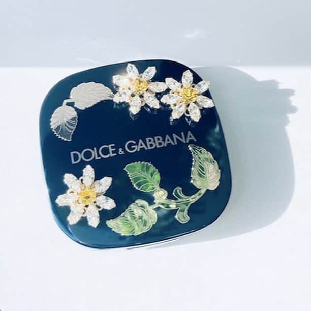 Soup.のインスタグラム：「特別な贈り物に、眩い輝きを放つGEMデコレーションを施したdolce&gabbana beautyのコスメを。気になったら、プロフのリンクからSoup.plusをチェックして。」