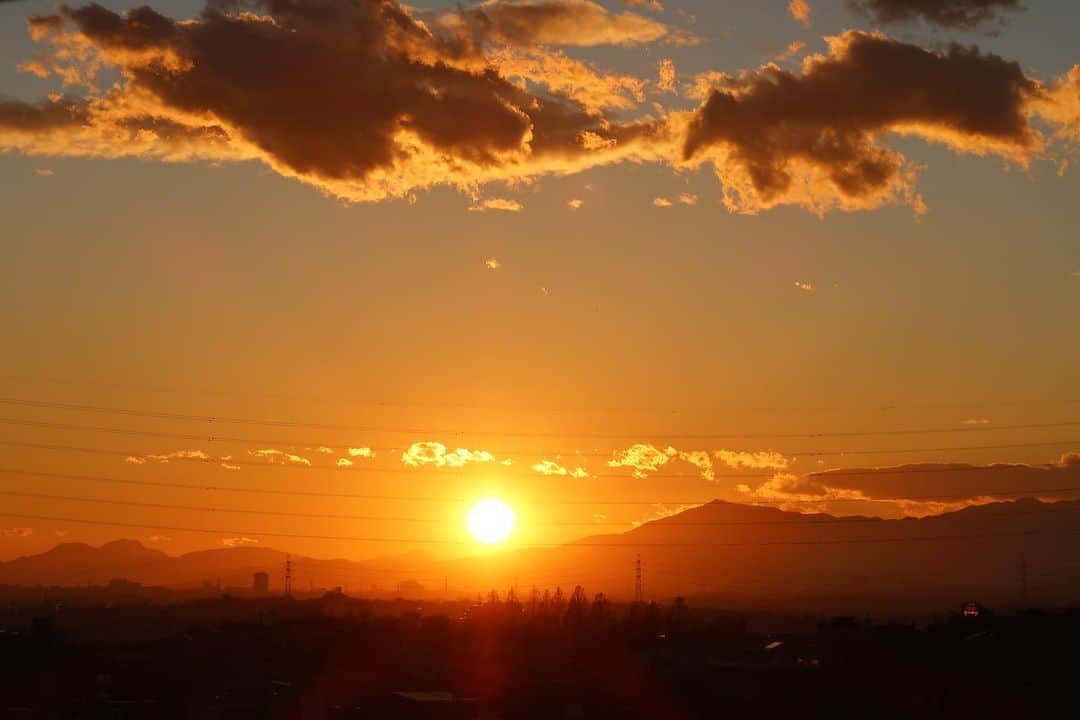 堀田ゆい夏のインスタグラム：「. 何時間も見ていられそうな夕日。  きれいだねぇ☺️  #夕日#太陽#空#のんびり#自然#sunset#naturephotography #電線で音符みたい #向こうは静岡山梨方面かな？？#パワー💪🏻」