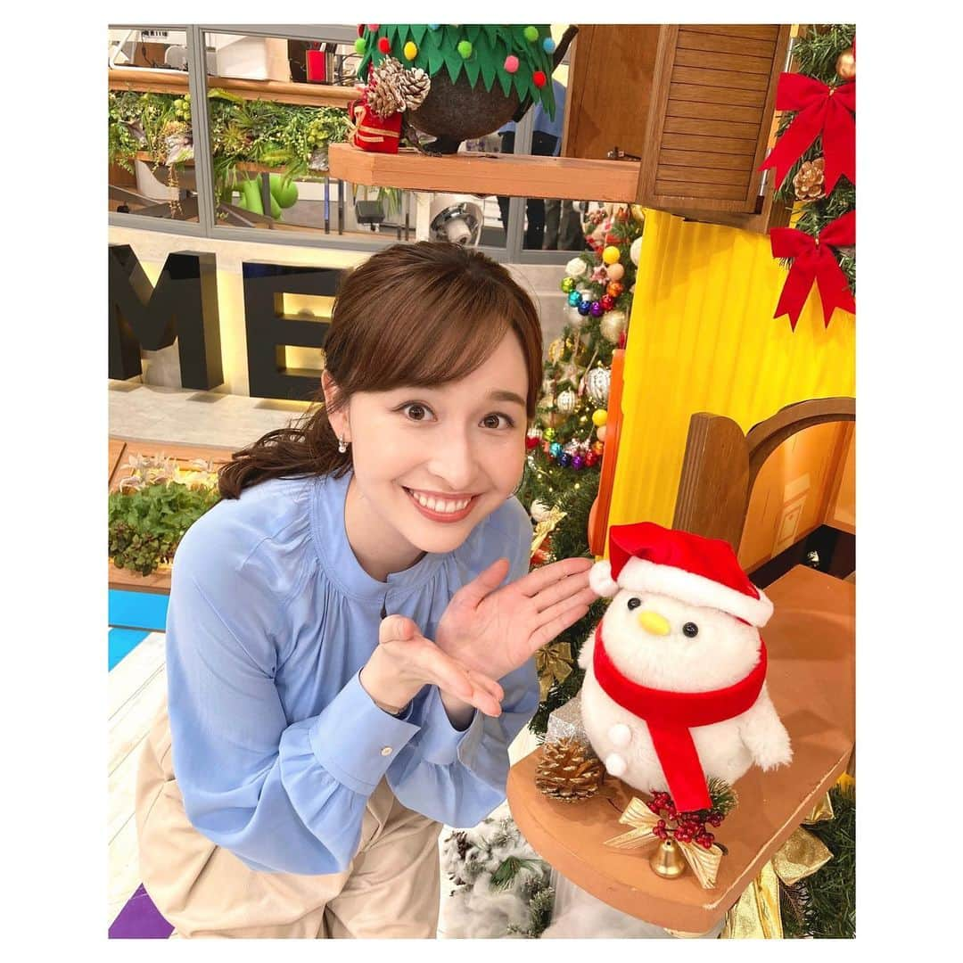 宇賀神メグさんのインスタグラム写真 - (宇賀神メグInstagram)「🐥🎁   . .  今週はクリスマス前ということで シマエナガファミリーもクリスマス仕様！🎄🎅  可愛いですね〜🥰 出てくる度に癒されます。  . THE TIME,明日もよろしくお願い致します！  . . #THETIME, #thetime_tbs  #シマエナガ #シマエナガちゃん  #シマエナガファミリー #クリスマス #サンタクロース #christmas」12月21日 17時55分 - ugajin_megu