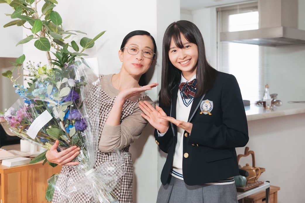 この初恋はフィクションですさんのインスタグラム写真 - (この初恋はフィクションですInstagram)「. ／ 💐クランクアップ写真①💐 ＼  第1弾は #初恋F のお母さん2人💕  泉ママ・祥子さん役 #坂井真紀 さん✨  祖父江ママ・麻里さん役 #矢田亜希子 さん✨  思春期の色んな悩みを抱える 娘・息子たちを温かい目で 見守ってくれた素敵なお母さんたち🥺大好き❗️  #この初恋はフィクションです  #youtubeで全話配信中  #飯沼愛 #鈴鹿央士」12月21日 18時00分 - hatsukoi_f_tbs