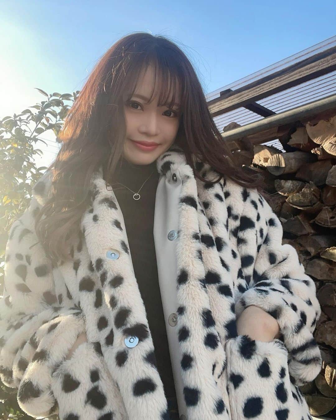 のインスタグラム：「冬にしか着れないモコモコアウターって 可愛いから大好き😽💗 ⁡ 暖かいのに可愛いって罪深い🤤✨ ⁡ 今年の冬は　@24h_party さんの アウターを沢山着て お出掛けしたーい🛍 ⁡ #cyberjapan#cyberjapandancers#cjd_serina#24party」