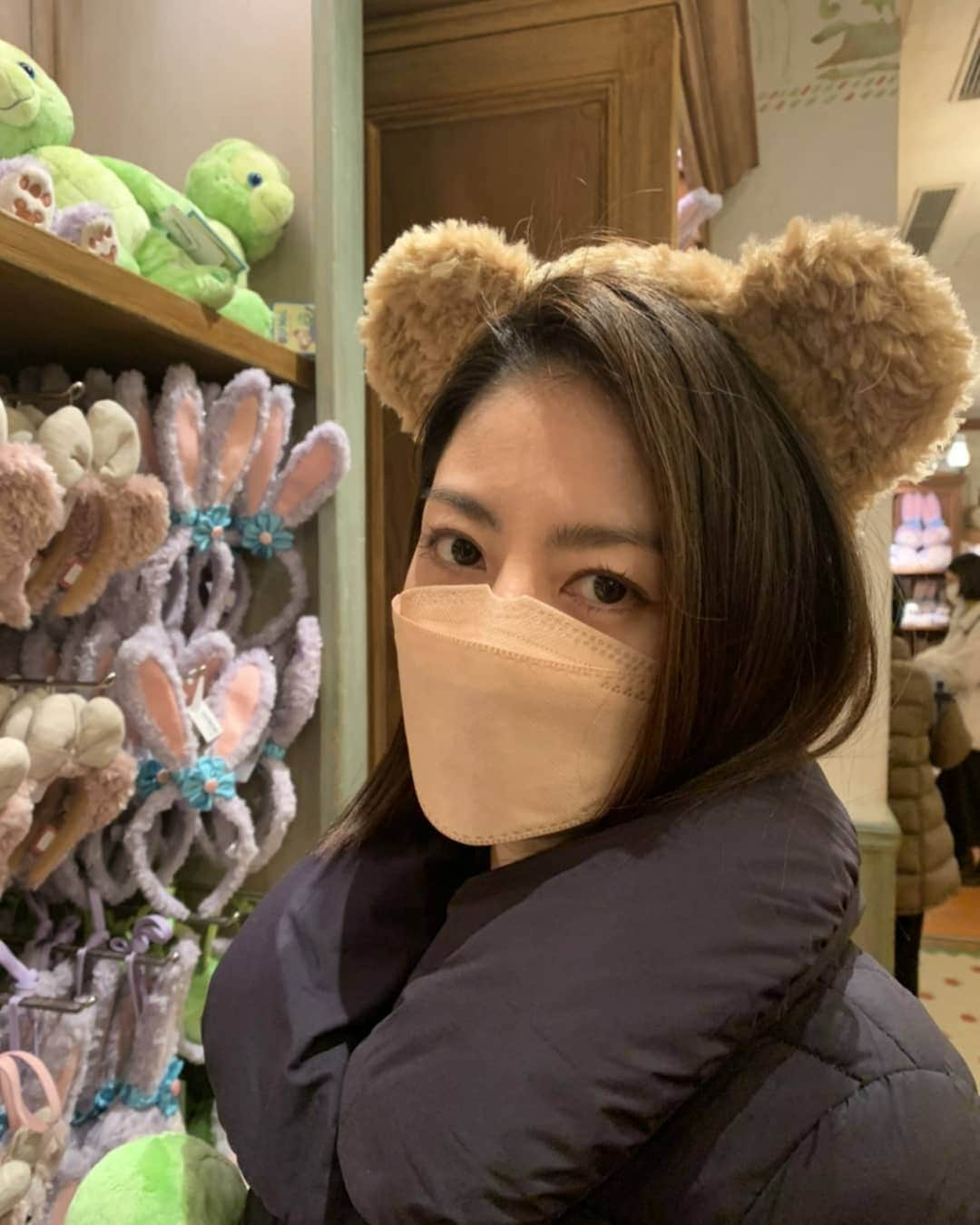 黒坂真美のインスタグラム：「🤣🤣🐻🐻 . 怒ってる訳ではないです。 凄いやらされてる感😊 . 今日はディズニー好きの友達と一緒♡ . #黒坂真美 #kurosakamami #ディズニーシー #disnysea #tokyo #japan #🐻 #😏 #🇯🇵」