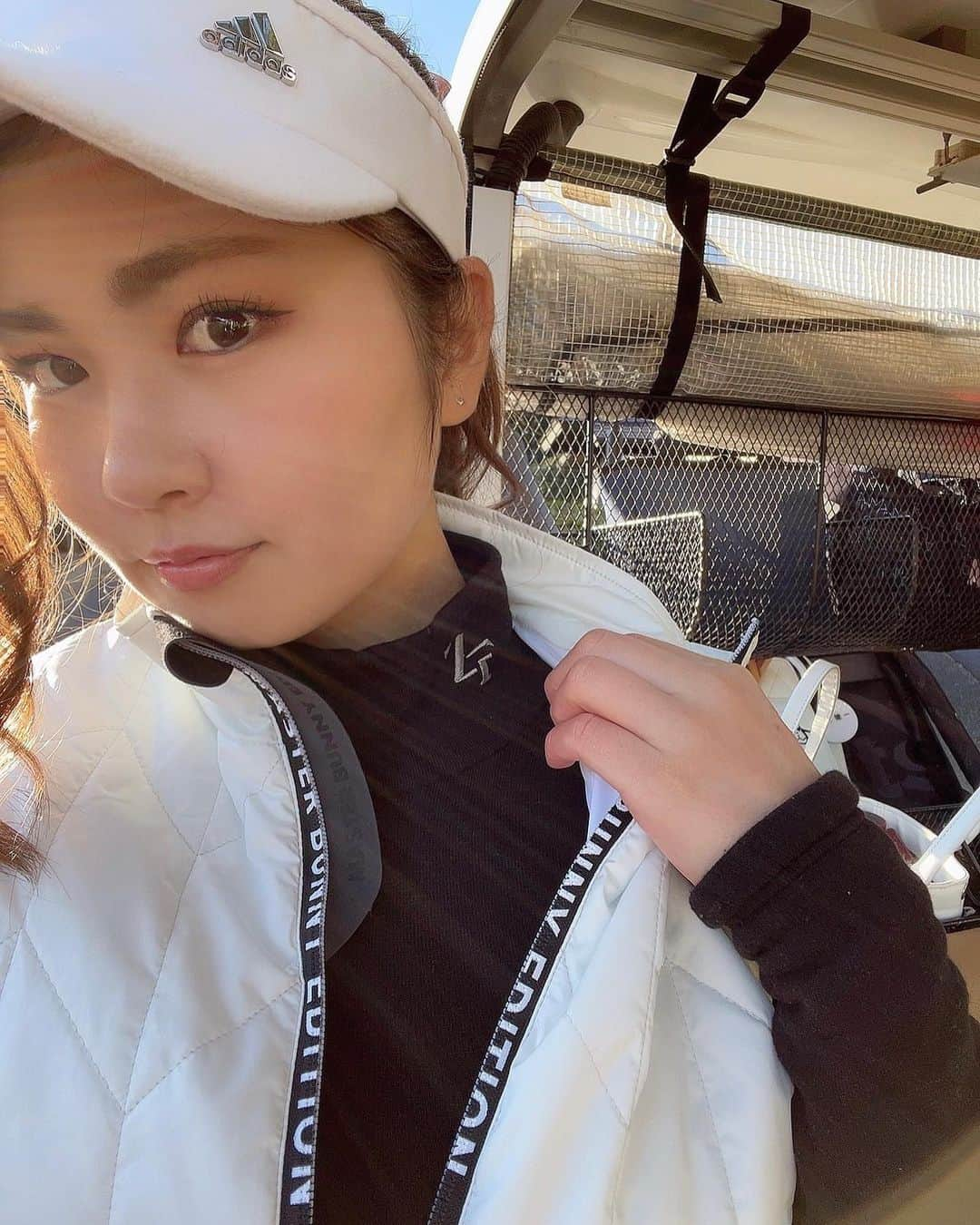 まいまいさんのインスタグラム写真 - (まいまいInstagram)「ドライバー安定してきた🏌️‍♀️ ティーショット時、隣のホールのグリーンが盛り上がってて ちょっと気になるのあるあるだよね？笑 パット中に隣のホールのティーショットが盛り上がってる時も😂 どうにもできないけど。笑  この日は薄着に見えるけど、 @zerofit_official の速暖が優秀すぎて暑かったです🔥  best▷▶︎ @masterbunnyedition_official  tops▷▶︎ @zerofit_official  skirt▷▶︎ @ドコノカワスレタ . #まいごるふ#ゴルフ#女子ゴルフ#ゴルフ女子#ゴルフスイング#ドライバーショット#ゴルフウェア#ゴルフコーデ#速暖#zerofit#maigolf#golf#golfswing#golfwear#골프#골프스윙#골프중독#골프웨어」12月21日 18時24分 - ___maigolf___