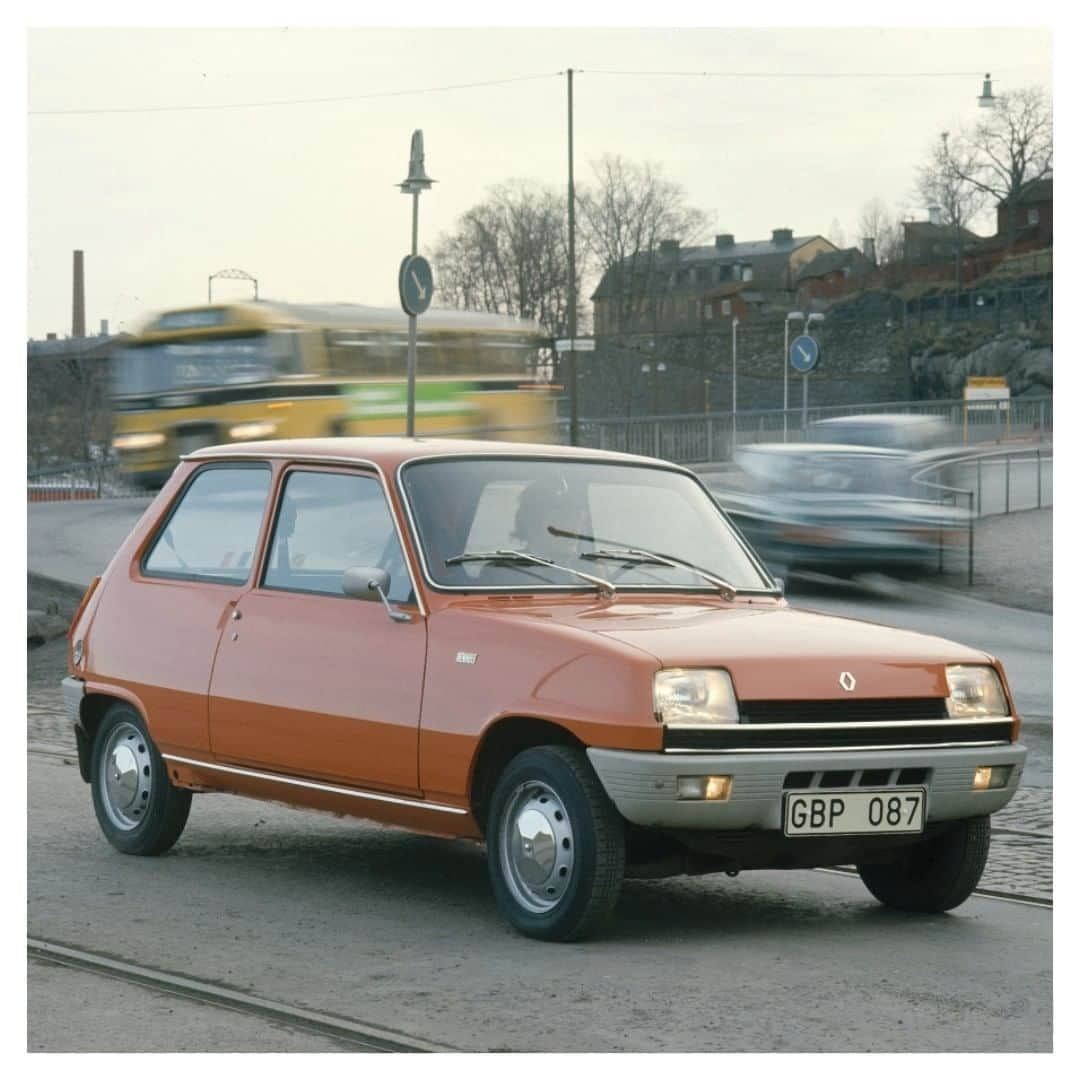 ルノーのインスタグラム：「Here's your chance to take part in something special for the inimitable #Renault5‘s 50th birthday in 2022. Post your photos of Renault 5 with #50YEAR5 and tag @renaultgroup or send them in a DM, and then, well, wait and see...」