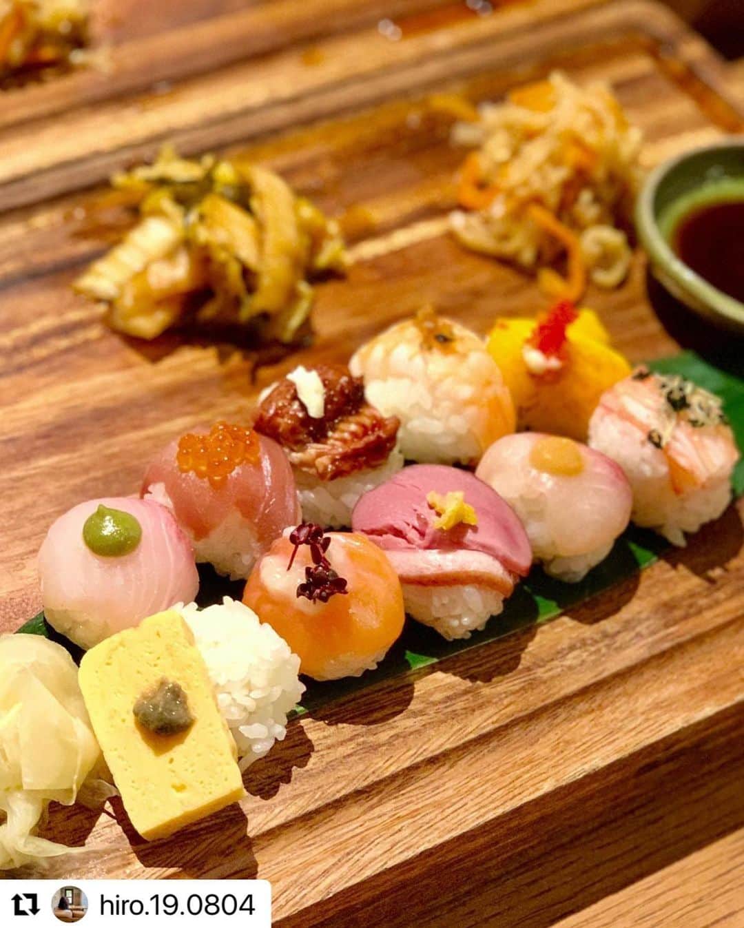 aumoグルメのインスタグラム：「. 🌸🍣手毬寿司🍣🌸 . お寿司と日本酒を楽しむことができるカフェ👏🏻 アレンジされた手毬寿司、可愛くないですか？❤︎ デザイナーズマンションの1階にありますよ😌 . 写真提供 : @hiro.19.0804 さん、素敵なお写真をありがとうございました♡ . . 店名：『THE SUSHI AMEMURA』 ぜひ訪れてみてくださいね。 . . あなたが撮影したベストグルメpicに 「#aumoグルメ」を付けて教えて下さいっ☺︎ あなたの投稿が紹介されるかも♪ . aumoアプリは毎日配信！おでかけや最新グルメなどaumo読者が気になる情報が満載♡ ダウンロードはプロフィールのURLから🌷 (iPhone&Android版) . #aumo #aumoグルメ #大阪 #大阪グルメ  #大阪カフェ #関西グルメ #心斎橋グルメ #心斎橋カフェ #手毬寿司 #ザスシアメムラ #thesushiamemura #thewallhotel #ザウォールホテル #アメリカ村 #アメ村 #グルメ旅 #グルメ女子」