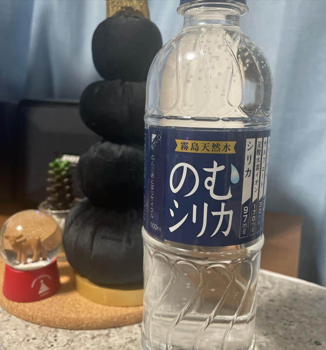 Naoko（なおこ）さんのインスタグラム写真 - (Naoko（なおこ）Instagram)「身体って デトックスほんと大事。  水をたくさん飲むと 痩せやすい身体になるし どうせなら 水の質にもこだわりたいね。  よく見るけど 『のむシリカ』は、 中硬水なのに飲みやすいよ。  ミネラルの含有量が多いから 新陳代謝がよくなり美肌効果があるから美意識高い人がよく飲んでるね。 良くみるもん。 わたしはジムにも持って行くよ。  のむシリカをトレ持参した日は 疲れが軽減される気がする  デトックスできるし 代謝アップするのが 一番うれしー。  #シリカ #シリカ水 #のむシリカ #supported #ナチュラルミネラルウォーター #霧島天然水 #美容 #デトックス #ダイエット  #ケイ素 #霧島天然水 @nomusilica_official」12月21日 18時39分 - smile_naohibi