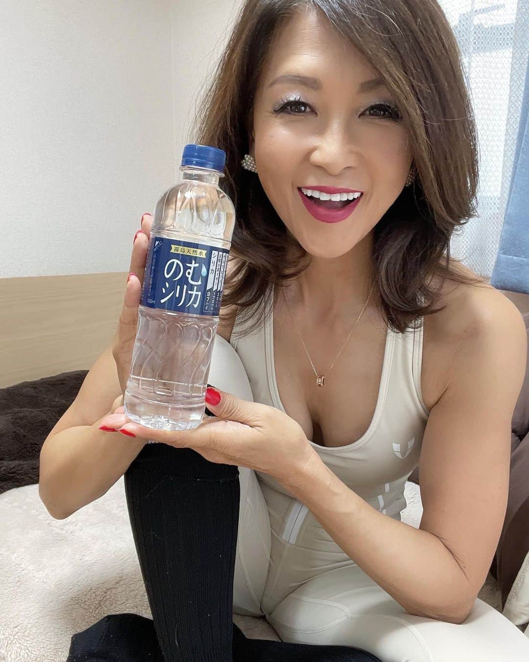 Naoko（なおこ）さんのインスタグラム写真 - (Naoko（なおこ）Instagram)「身体って デトックスほんと大事。  水をたくさん飲むと 痩せやすい身体になるし どうせなら 水の質にもこだわりたいね。  よく見るけど 『のむシリカ』は、 中硬水なのに飲みやすいよ。  ミネラルの含有量が多いから 新陳代謝がよくなり美肌効果があるから美意識高い人がよく飲んでるね。 良くみるもん。 わたしはジムにも持って行くよ。  のむシリカをトレ持参した日は 疲れが軽減される気がする  デトックスできるし 代謝アップするのが 一番うれしー。  #シリカ #シリカ水 #のむシリカ #supported #ナチュラルミネラルウォーター #霧島天然水 #美容 #デトックス #ダイエット  #ケイ素 #霧島天然水 @nomusilica_official」12月21日 18時39分 - smile_naohibi