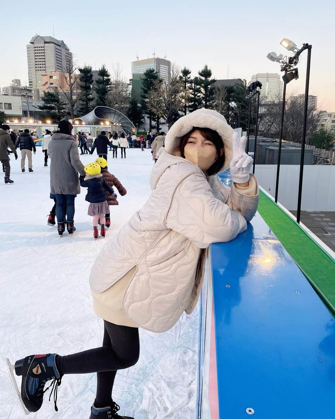 ききまるさんのインスタグラム写真 - (ききまるInstagram)「#⛸ . . ずっとやりたかったスケート⛸ やっと行けた♪ 全然滑れません☆〜（ゝ。∂） . 生脚だったけど流石に寒過ぎて、UNIQLOでレギンスGetしてから挑んだ！！ UNIQLOサマサマ！！ . アウターは　@moussy トップスは @darich_official  . #アイススケート　#イルミネーション　#六本木ミッドタウン #六本木イルミネーション」12月21日 18時42分 - kikigram_97