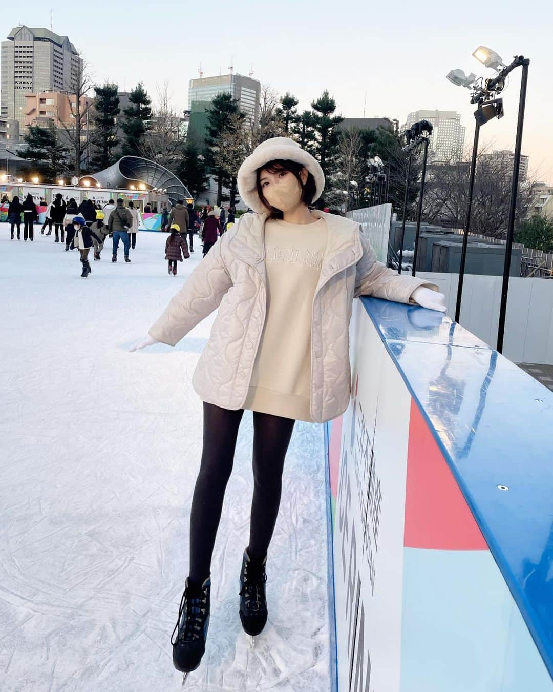 ききまるさんのインスタグラム写真 - (ききまるInstagram)「#⛸ . . ずっとやりたかったスケート⛸ やっと行けた♪ 全然滑れません☆〜（ゝ。∂） . 生脚だったけど流石に寒過ぎて、UNIQLOでレギンスGetしてから挑んだ！！ UNIQLOサマサマ！！ . アウターは　@moussy トップスは @darich_official  . #アイススケート　#イルミネーション　#六本木ミッドタウン #六本木イルミネーション」12月21日 18時42分 - kikigram_97