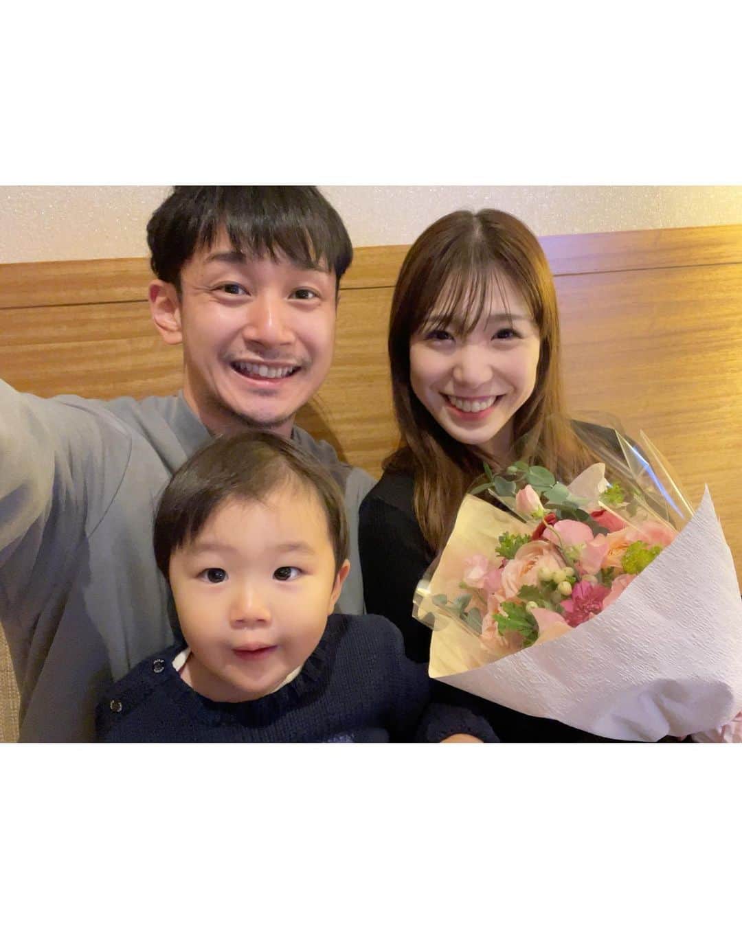武田奈也さんのインスタグラム写真 - (武田奈也Instagram)「ㅤ 　 　 2021.12.21 お花💐をもらって嬉しいお誕生日❤️ いつもありがとう😊❣️ 　 朝ごはんで大好きないくらを たくさん食べて おなかいっぱいで眠たくて お昼寝しすぎて またお寿司🍣食べる。 そんなお誕生日🎂✨ 　 すごい寒くて 鹿歩いてて 海鮮がおいしい北海道に遊びに来てね☃️🤍 　 皆さま、これからもよろしくお願いします🥰🥰🥰」12月21日 18時42分 - nana___takeda