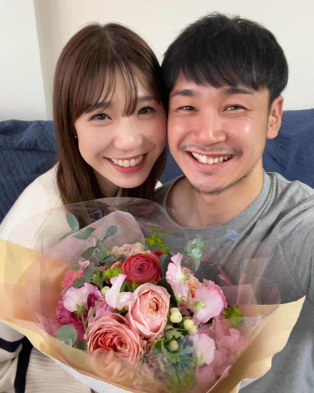 武田奈也のインスタグラム：「ㅤ 　 　 2021.12.21 お花💐をもらって嬉しいお誕生日❤️ いつもありがとう😊❣️ 　 朝ごはんで大好きないくらを たくさん食べて おなかいっぱいで眠たくて お昼寝しすぎて またお寿司🍣食べる。 そんなお誕生日🎂✨ 　 すごい寒くて 鹿歩いてて 海鮮がおいしい北海道に遊びに来てね☃️🤍 　 皆さま、これからもよろしくお願いします🥰🥰🥰」