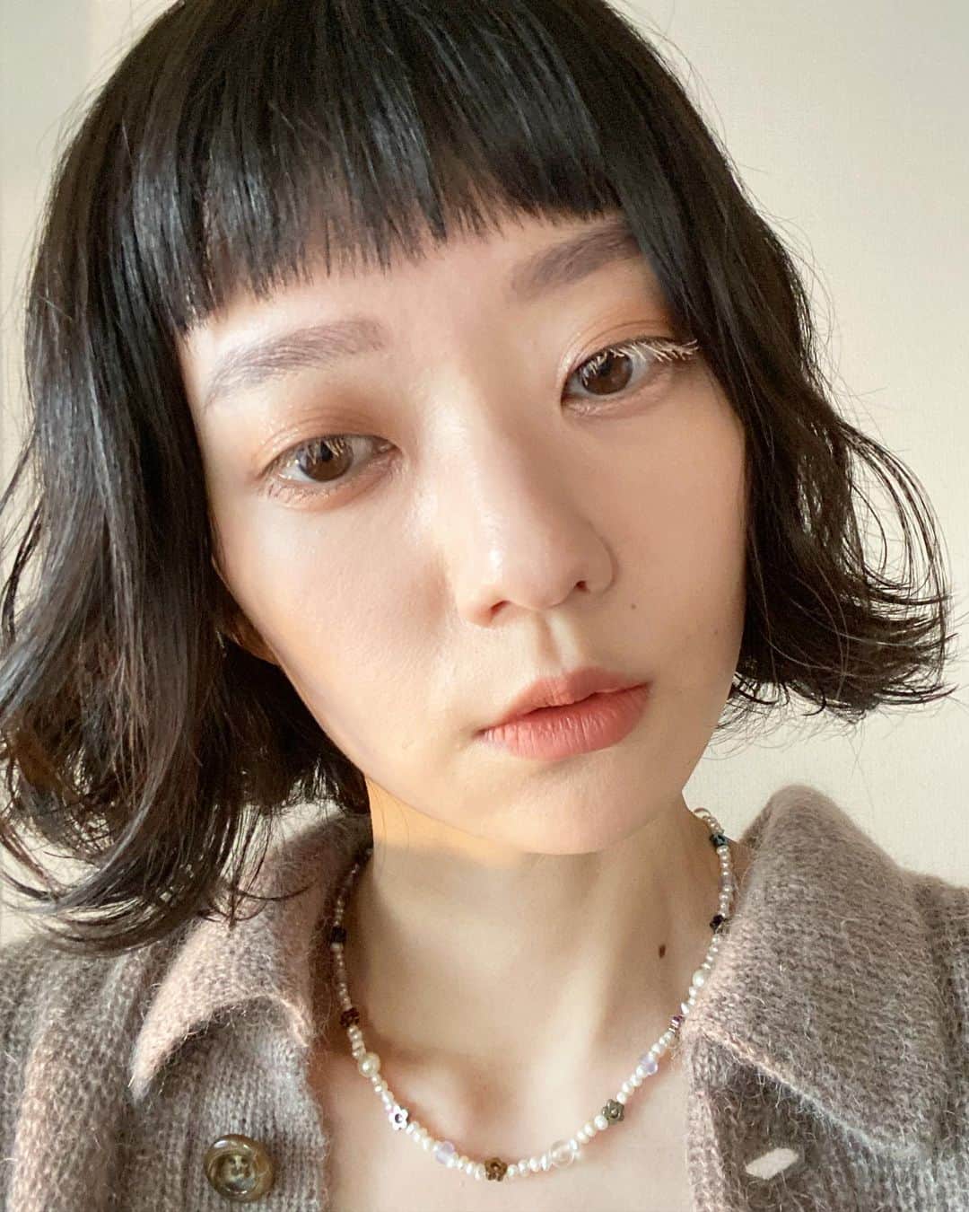 藤井祥子のインスタグラム：「最近この組み合わせのメイク気に入っている〜🧸瞬きした時のキラキラがアガる…！🌝  上睫毛 @uneven_jp sand beige 上瞼&チーク @rihka_official plump eyepolish : blush 下瞼 @suqqu_official 秋蛍 ハイライト @hince_official dawn ray lip @hince_official own skin  #rihka #uneven #suqqu #hince #whim」