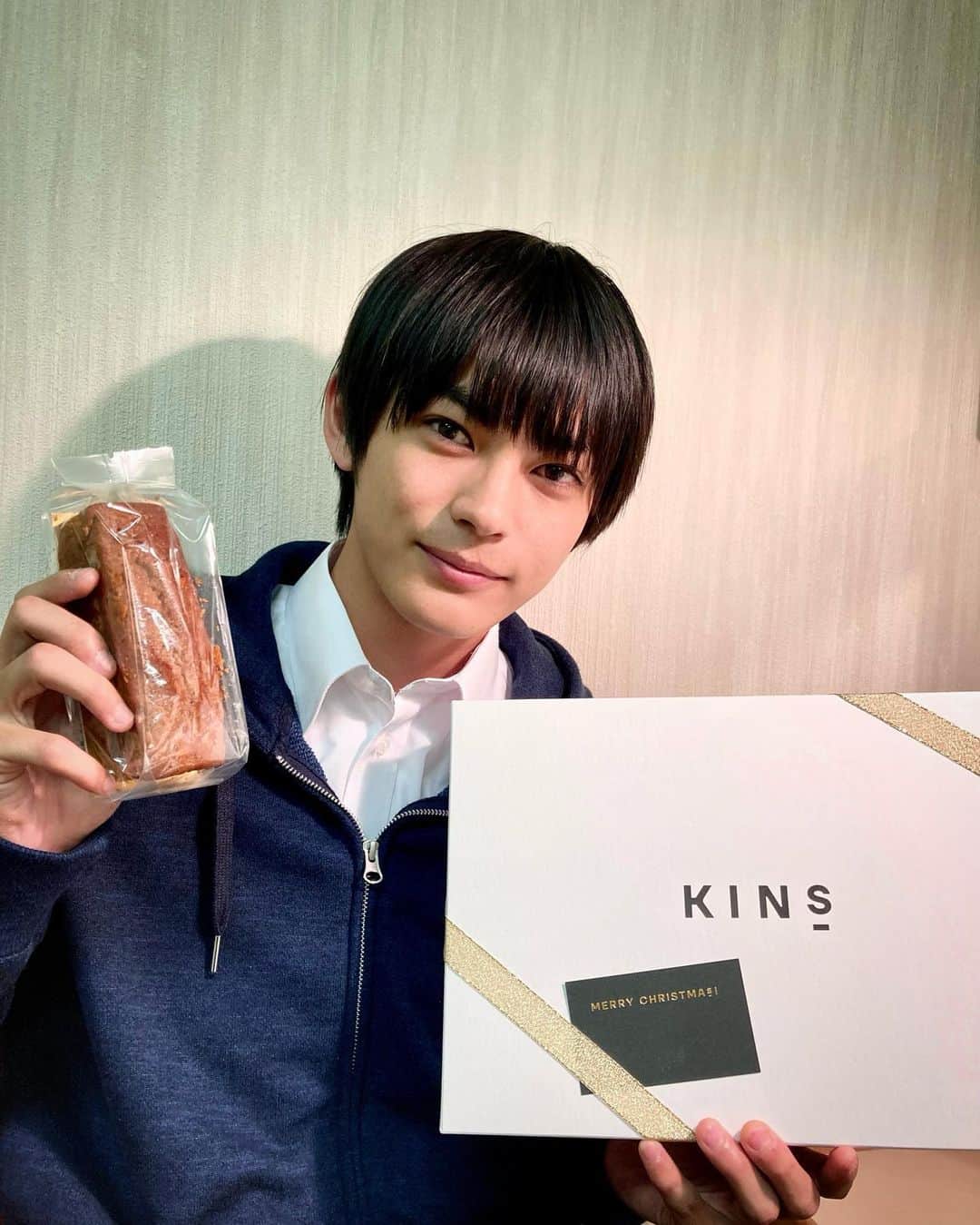神尾楓珠のインスタグラム：「KINSさんから クリスマス限定セットをいただきました！ モダンフレンチのUnisとコラボした ギルトフリーな菌ケアパウンドケーキとセット。 めちゃくちゃおいしそう！菌ケアも気になります！ #KINS  #菌ケア  #KINSCHRISTMAS」