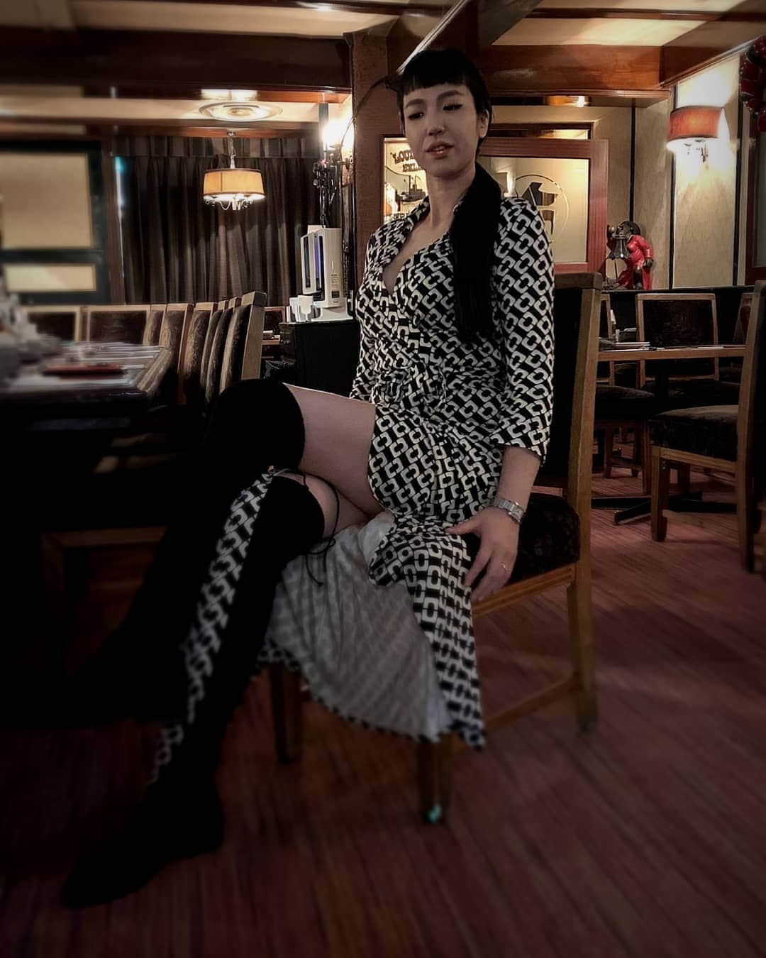 矢野沙織のインスタグラム：「jazz ginza  ミランダカーとお揃いだからあ！と何年も声高に付け加えたいデイリーでも着ちゃうドレス  @therealdvf @stuartweitzman  #dianvonfurstenberg #stuartweitzman」