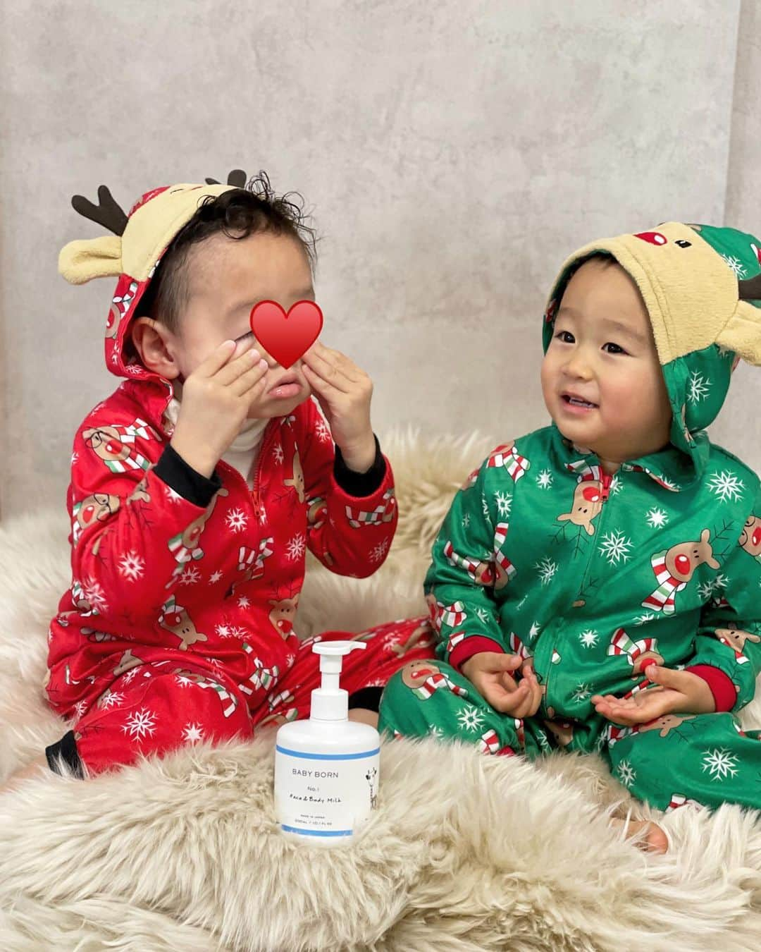 あすかさんのインスタグラム写真 - (あすかInstagram)「ㅤ ㅤ ㅤ  もうすぐXmas🎄で わくわくしてる2人👶🏽👦🏻 最近は2人であっぷっぷにハマり中💋  ㅤ ㅤ  私が2人を妊娠中に妊娠線予防に塗っていた 赤ちゃんから大人まで親子で 仲良く使える乳液　@mishiilist ㅤ 息子達は私に似てか乾燥肌なので すごく役立っています👶🏼💕 デリケートな赤ちゃんの肌のことを考え 天然成分や10の無添加、オーガニックオイルなど 成分にとことんこだわっているので 顔から体まで全身のスキンケアとして使える🧴 伸びがよくさらっとした付け心地なのに しっかり保湿で1年通して使えるのも◎  ㅤ  #ベビーボーン#ベビーボーン乳液#ベビーローション#ミルクローション#乳液#ベビースキンケア#親子で使える#乾燥肌#低刺激#ベビママ#赤ちゃんに優しい#乳児湿疹#無添加#敏感肌#肌荒れ#ボディローション#ボディミルク#乾燥対策#新米ママ#男の子ママ#妊娠線#国産オーガニック#オーガニック#新生児から使える#赤ちゃん用品#赤ちゃんグッズ#赤ちゃんのいる暮らし#ママスタグラム#ママデビュー#赤ちゃん肌荒れ  ㅤ」12月21日 19時01分 - ask_____10