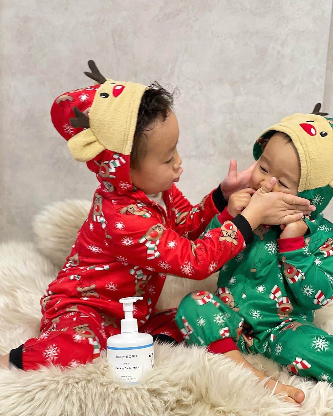 あすかさんのインスタグラム写真 - (あすかInstagram)「ㅤ ㅤ ㅤ  もうすぐXmas🎄で わくわくしてる2人👶🏽👦🏻 最近は2人であっぷっぷにハマり中💋  ㅤ ㅤ  私が2人を妊娠中に妊娠線予防に塗っていた 赤ちゃんから大人まで親子で 仲良く使える乳液　@mishiilist ㅤ 息子達は私に似てか乾燥肌なので すごく役立っています👶🏼💕 デリケートな赤ちゃんの肌のことを考え 天然成分や10の無添加、オーガニックオイルなど 成分にとことんこだわっているので 顔から体まで全身のスキンケアとして使える🧴 伸びがよくさらっとした付け心地なのに しっかり保湿で1年通して使えるのも◎  ㅤ  #ベビーボーン#ベビーボーン乳液#ベビーローション#ミルクローション#乳液#ベビースキンケア#親子で使える#乾燥肌#低刺激#ベビママ#赤ちゃんに優しい#乳児湿疹#無添加#敏感肌#肌荒れ#ボディローション#ボディミルク#乾燥対策#新米ママ#男の子ママ#妊娠線#国産オーガニック#オーガニック#新生児から使える#赤ちゃん用品#赤ちゃんグッズ#赤ちゃんのいる暮らし#ママスタグラム#ママデビュー#赤ちゃん肌荒れ  ㅤ」12月21日 19時01分 - ask_____10