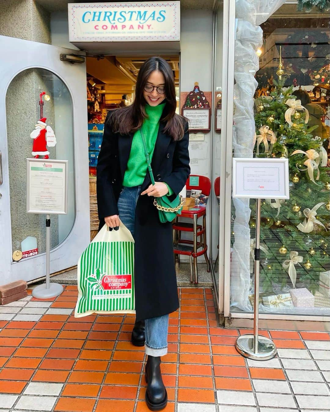 松島花さんのインスタグラム写真 - (松島花Instagram)「: 💚💚Outfit💚💚 アップしていなかった私服♪ クリスマス気分が高まって⤴︎ 私服もみどりっ子😂笑🎄 クリスマスカンパニーでお買い物🎅🏻 : Knit:ZARA Bag&Shoes:BOTTEGA VENETA Denim&Coat:CELINE  Sunglasses:NOCHINO OPTICAL #ootd #outfit #hanaoutfit #green #Christmascompany #私服 #花私服」12月21日 19時08分 - hana_matsushima_official