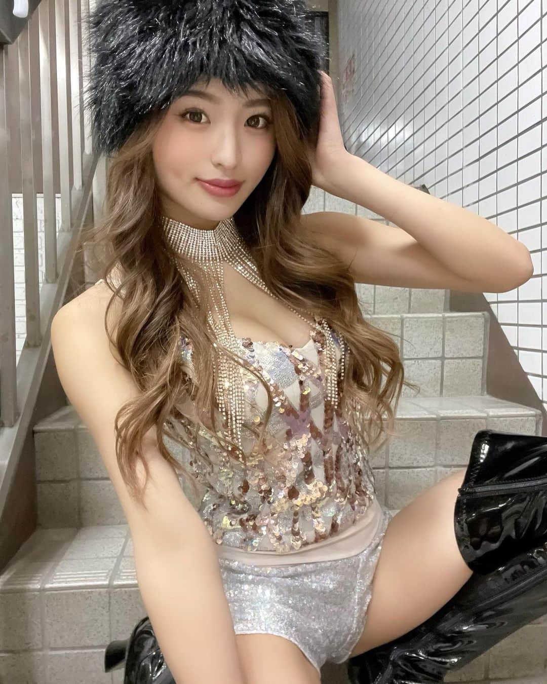 MIYABIのインスタグラム：「こんばんは🌙  今日は2021年、最後のサイバーちゃんとアントニーくんの収録でした💖🙏  ありがとう御座いました☺️ また来年も宜しくお願い致します✨  そして、25日は　@pcdlosaka で踊ります💃💜  クリスマスに皆んなで盛り上がりましょう🎉✨  待ってるね💋」