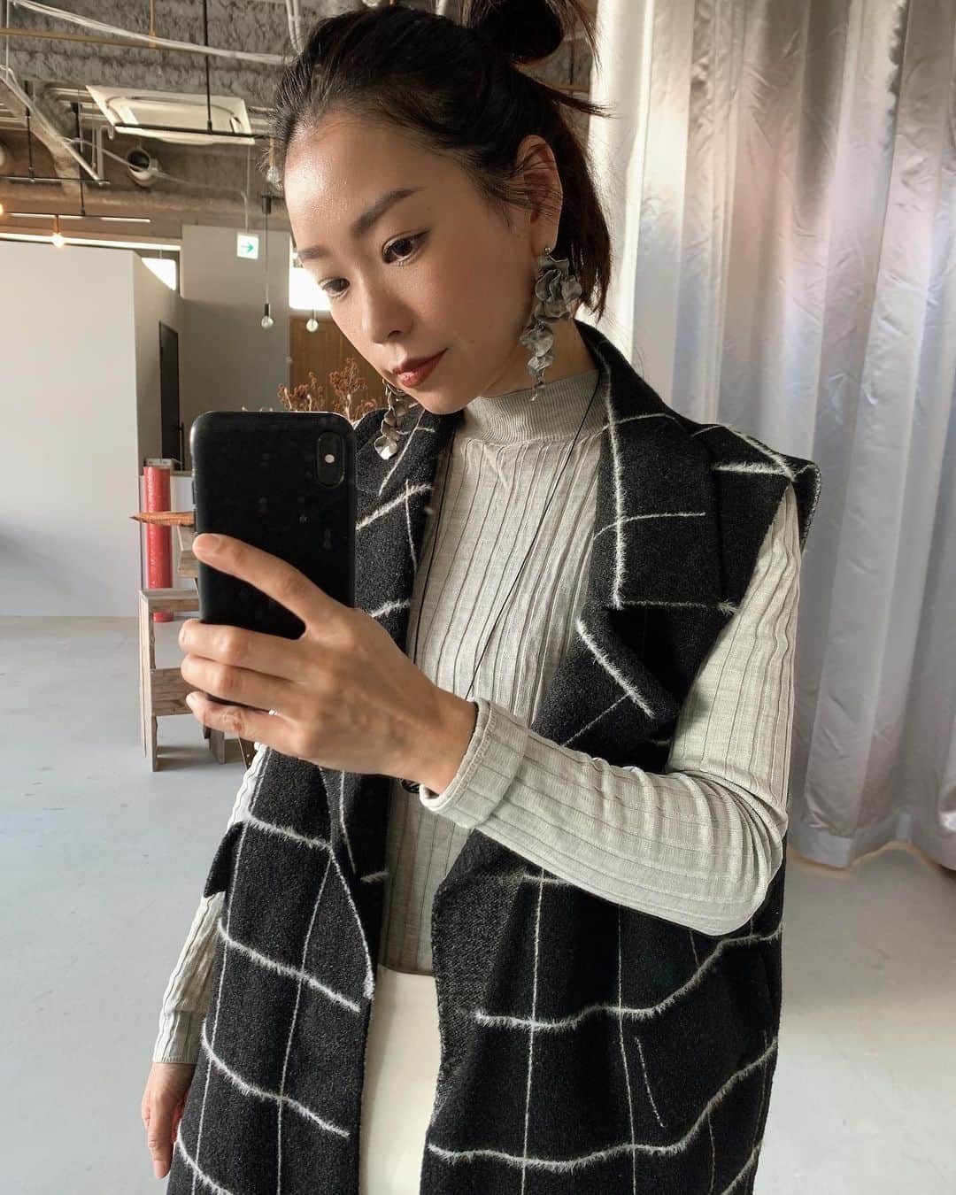 服部由紀子のインスタグラム：「最近の服♪  流行りでもなく、何年も着続けてる服の合わせだよ。  ファッションすきー❤️」
