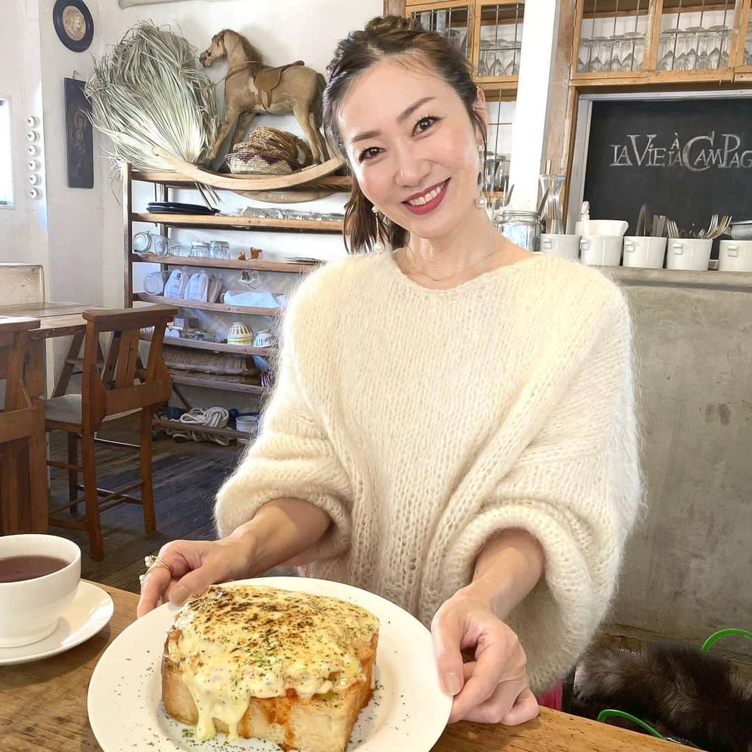 梅本理恵さんのインスタグラム写真 - (梅本理恵Instagram)「ウォーキングレッスンに、 あきちゃんと♡ @akiko.takahashi.39566   えーー、今日のウォーキングレッスンでスキニーデニムを履く予定なんやけど、こんなに食べて大丈夫かなー。 これ、めっちゃ大きくない？！ とか言ってます。笑  2021最後のレッスンは、 まるでクリスマスコレクションのショーみたいに、 服装も自由にオシャレして臨みます。  今年一年の集大成✨ いちモデルとして登場し、 ウォーキングをして ポーズをとる。 自分を最大限にアピール。 んー、アピール力弱いな。。 表現力、伝える力を もっと勉強しないとな。。  途中コロナで中止になった時期もありましたが、 今日は特別ですごく楽しいレッスンでした♡ ちか先生、みなさん、 今日もありがとうございました☺︎！  #ウォーキングレッスン #その前に #ランチ #腹ごしらえ #中目黒カフェ #中目黒ランチ #lunchtime #ウォーキング女子 #継続は力なり #笑顔のループ #深呼吸 #楽しい時間 #ありがとうを伝える日 #美容 #美活 #美活女子 #アラフォー #アラフィフ #エイジングケア #美は一日にしてならず #はんなり #美魔女 #梅本理恵 #感謝の気持ち #今日もありがとう ♡」12月21日 19時30分 - rie___12ki