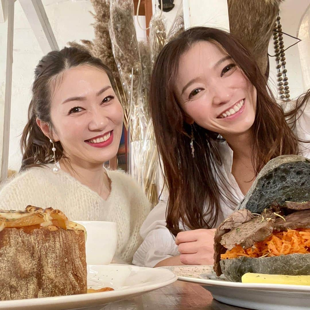 梅本理恵さんのインスタグラム写真 - (梅本理恵Instagram)「ウォーキングレッスンに、 あきちゃんと♡ @akiko.takahashi.39566   えーー、今日のウォーキングレッスンでスキニーデニムを履く予定なんやけど、こんなに食べて大丈夫かなー。 これ、めっちゃ大きくない？！ とか言ってます。笑  2021最後のレッスンは、 まるでクリスマスコレクションのショーみたいに、 服装も自由にオシャレして臨みます。  今年一年の集大成✨ いちモデルとして登場し、 ウォーキングをして ポーズをとる。 自分を最大限にアピール。 んー、アピール力弱いな。。 表現力、伝える力を もっと勉強しないとな。。  途中コロナで中止になった時期もありましたが、 今日は特別ですごく楽しいレッスンでした♡ ちか先生、みなさん、 今日もありがとうございました☺︎！  #ウォーキングレッスン #その前に #ランチ #腹ごしらえ #中目黒カフェ #中目黒ランチ #lunchtime #ウォーキング女子 #継続は力なり #笑顔のループ #深呼吸 #楽しい時間 #ありがとうを伝える日 #美容 #美活 #美活女子 #アラフォー #アラフィフ #エイジングケア #美は一日にしてならず #はんなり #美魔女 #梅本理恵 #感謝の気持ち #今日もありがとう ♡」12月21日 19時30分 - rie___12ki