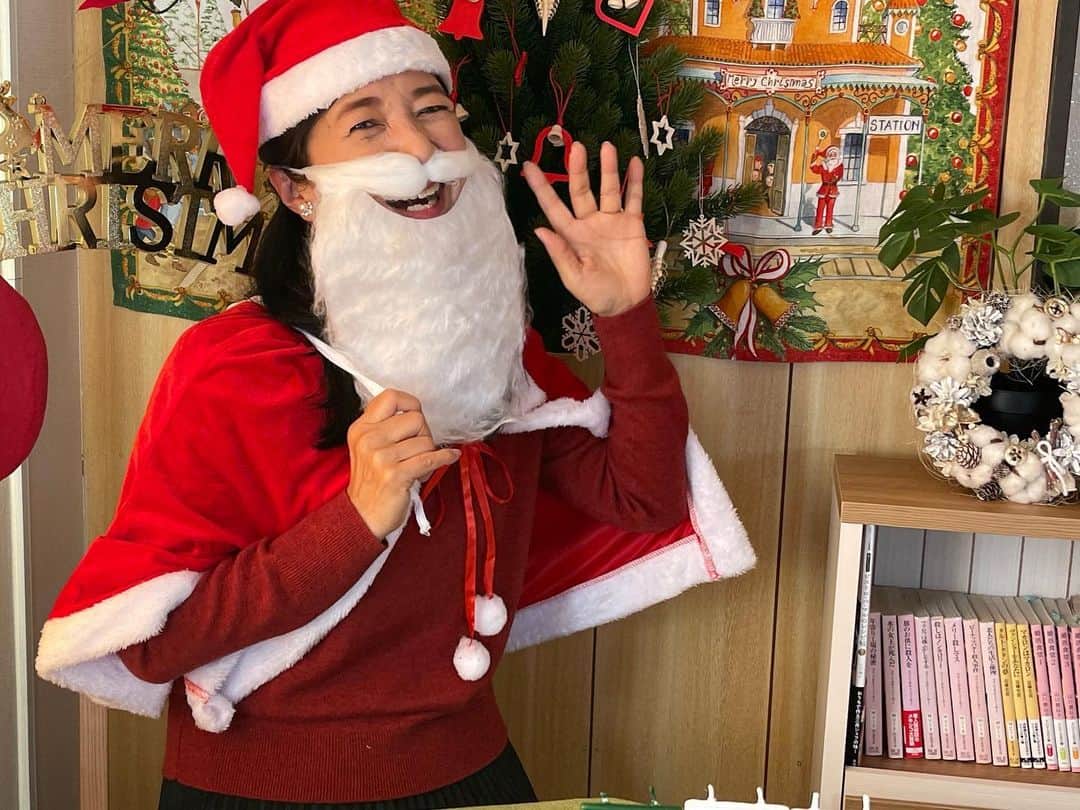 宮崎美子さんのインスタグラム写真 - (宮崎美子Instagram)「皆さん、こんばんは❣️  先ほど、今週のYouTubeよしよし。公開致しました。  今週は、クリスマス🎄🎅  Merry Xmas❣️ Happy Holiday❣️  クリスマスにご自宅でも楽しめるお料理と、歌のプレゼント🎁をお届けします。  10/31に出演した『ヤガ祭りthe3rd』のリハーサル風景を少し見ていただけます。  是非、見てくださいねー！  #YouTube #クリスマス  #料理  #クリスマスパーティー  #サンタクロース  #歌」12月21日 19時41分 - miyazakiyoshiko.official