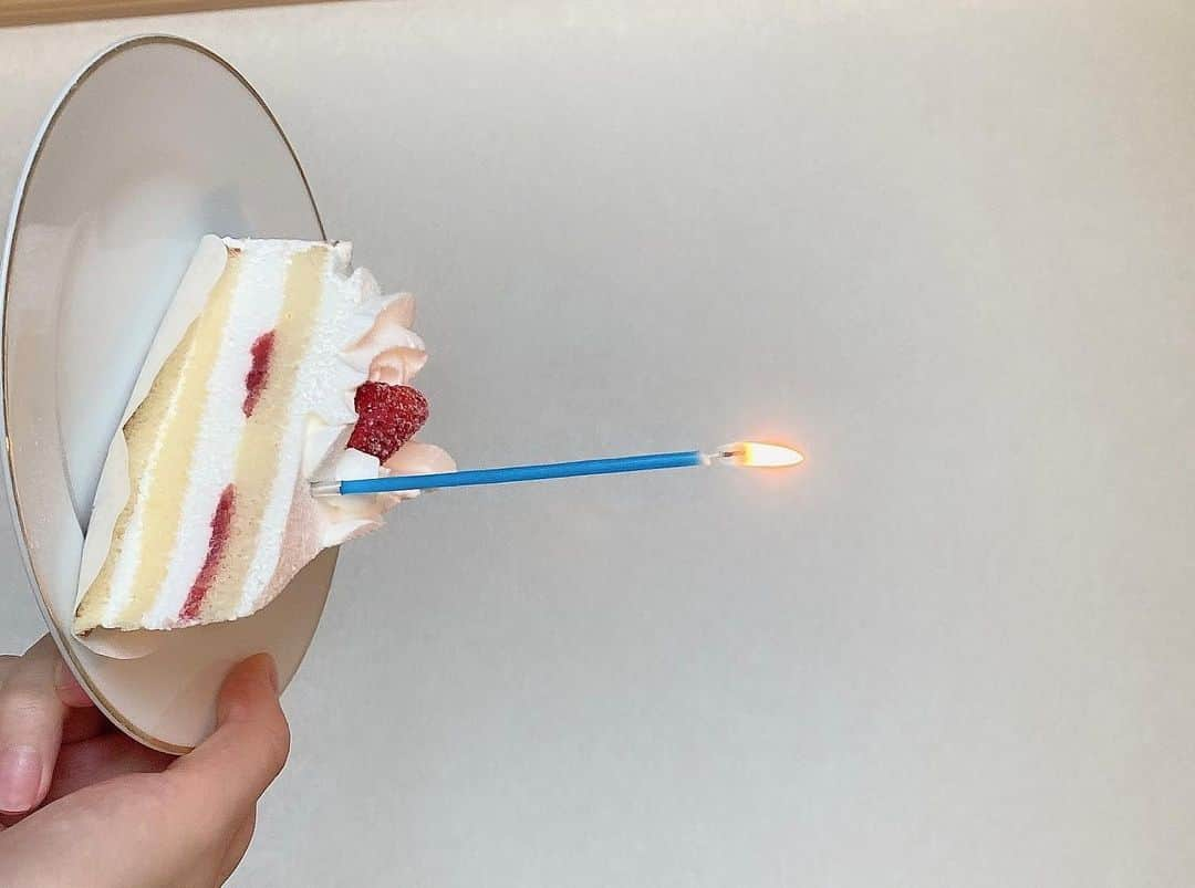 組橋星奈さんのインスタグラム写真 - (組橋星奈Instagram)「推しの誕生日なのでケーキ食べた♡ 明日だけど早めに💦 推し活は楽しいね👏🏻 ・ ・ ・ ・  #組橋星奈  #ショートケーキ」12月21日 19時41分 - sena_kumihashi0716