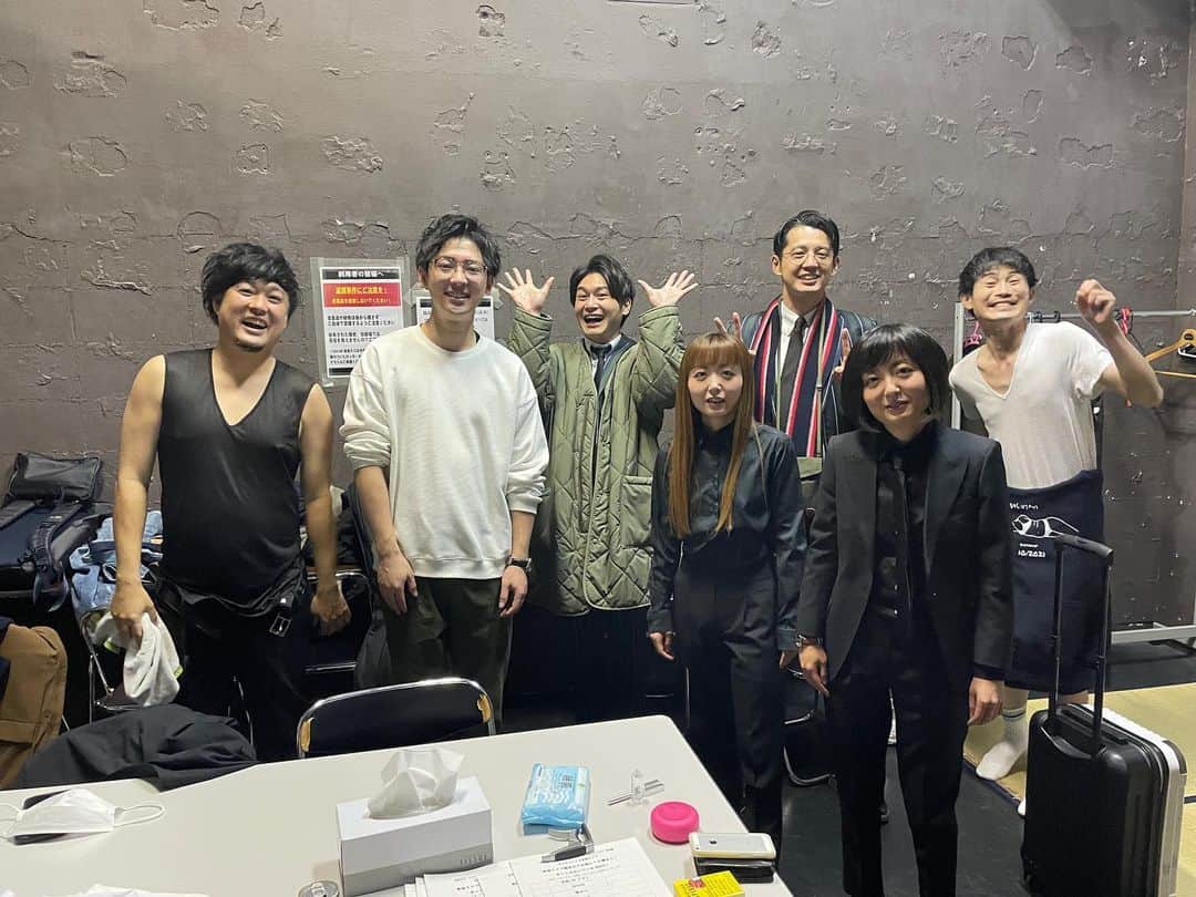 田邊孟德さんのインスタグラム写真 - (田邊孟德Instagram)「今日はね ほんまにね ありがとうってね 気持ちね だからね 言うね ほんまにありがとうございました！ 楽しい単独させてもらいました！ 終わりに同期で写真撮ってん！ 見て！ 撮った写真！ 撮ってるやろ？ 次の公演に出るハインリッヒにも入ってもろてん！ 見た？ ええ写真やろ？ うん。 俺もそう思う。 ええ写真やもん。」12月21日 19時45分 - komochitanabe