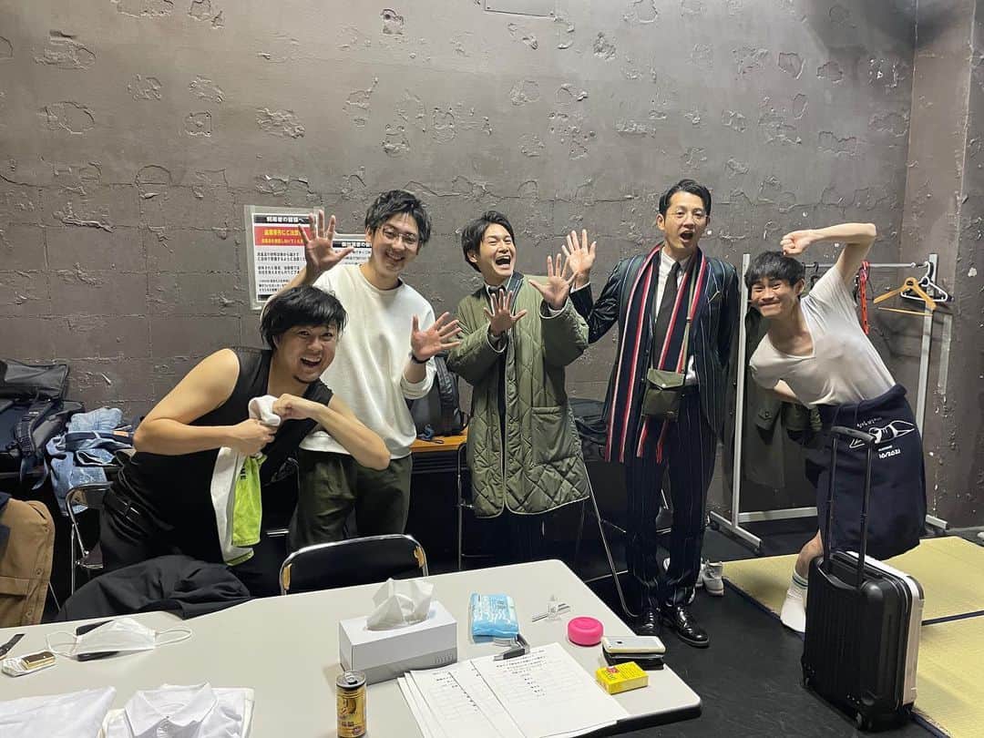 田邊孟德さんのインスタグラム写真 - (田邊孟德Instagram)「今日はね ほんまにね ありがとうってね 気持ちね だからね 言うね ほんまにありがとうございました！ 楽しい単独させてもらいました！ 終わりに同期で写真撮ってん！ 見て！ 撮った写真！ 撮ってるやろ？ 次の公演に出るハインリッヒにも入ってもろてん！ 見た？ ええ写真やろ？ うん。 俺もそう思う。 ええ写真やもん。」12月21日 19時45分 - komochitanabe