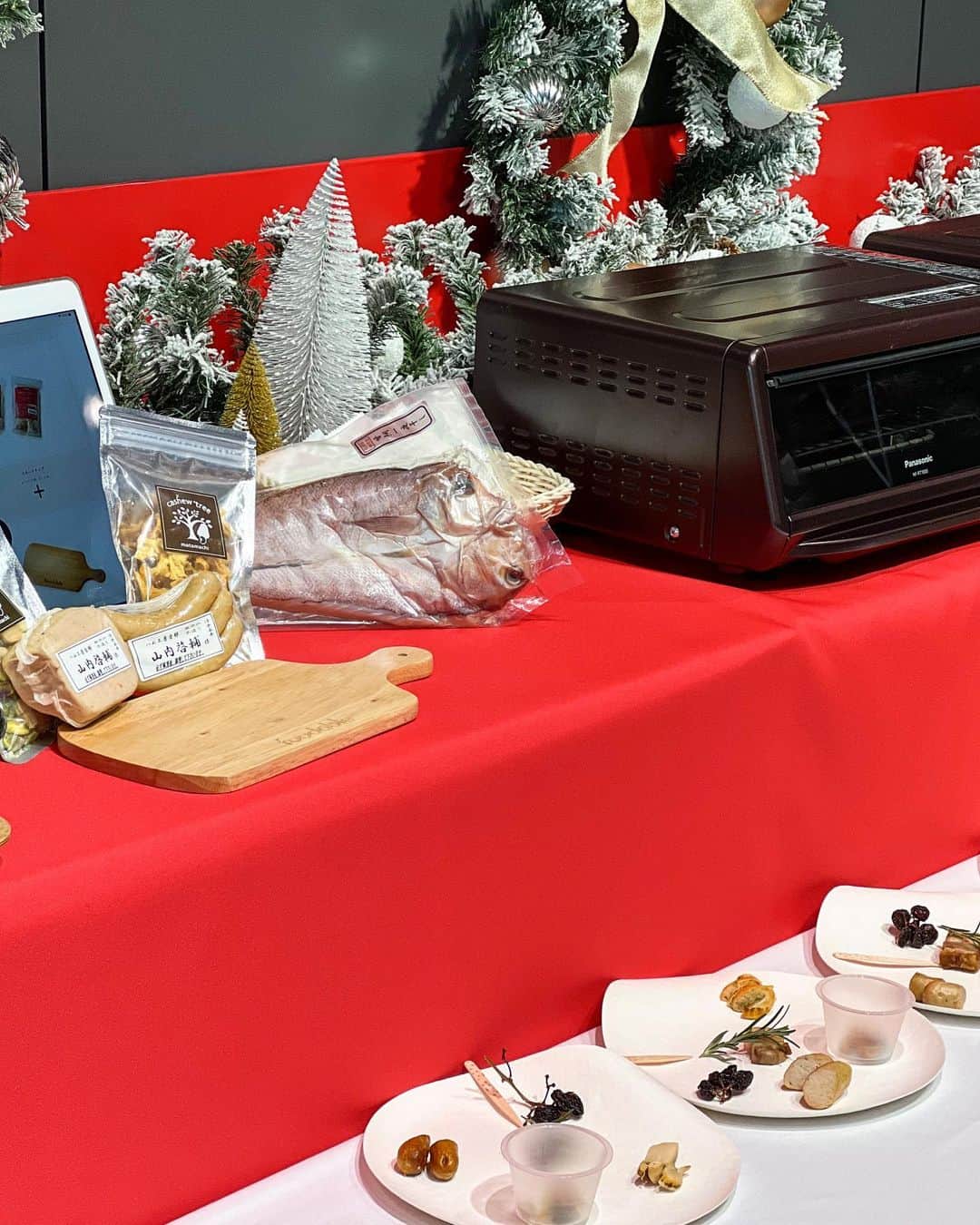 三井菜那さんのインスタグラム写真 - (三井菜那Instagram)「🍳  先日、 Panasonicの 食のサブスク「foodable」の体験会に参加しました🍴 @eatpick   foodableは、 月額3,980円で Panasonicの人気家電ビストロをはじめ 最新のキッチン家電と 厳選された食材が 定期的におうちに届くサブスクで、 おうち時間をさらに楽しくしてくれるんだとか🌙🏡  体験会では ✔︎スモーク&ロースターマシンで「グランピング燻製体験」 ✔︎ 低速ジューサーで「ミクソロジーBar体験」 ✔︎ コーヒーマシンで「世界のカフェめぐり体験」 を試してみたよ❄️  特に気になったのが、 おうちで「グランピング燻製体験」🍖  煙やにおいを気にせずに部屋で燻製が作れるマシン"スモーク＆ロースター"と燻製チップ、 魚介やナッツ、無添加のソーセージなどこだわりの燻製用高級食材が自宅に届いて、 おうちの中で手軽に燻製がつくれるのー✨ 燻製って美味しいけど、 もっくもくになったり作るのが手間だったりするイメージがあったから おうちで簡単にできていいなと...🏜  月額3980円で家電と食材も届くのって めちゃくちゃお安い...！ おうち時間がさらに楽しくなりそう...🤎  #foodable #パナソニック #panasonic  #pr」12月21日 19時49分 - nana.0312