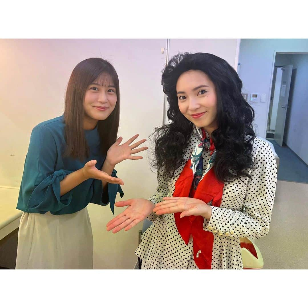 松下由依さんのインスタグラム写真 - (松下由依Instagram)「📸  お昼ニュース前 メイクルームに行ったら バブリーな大原ちゃんがいました😂  思わず写真撮って貰っちゃった。笑 「バラエティのB」にこの姿で登場するんだって♡  #バラエティのB #大原梓 #バブリー」12月21日 19時52分 - matsushita_yui_kbc