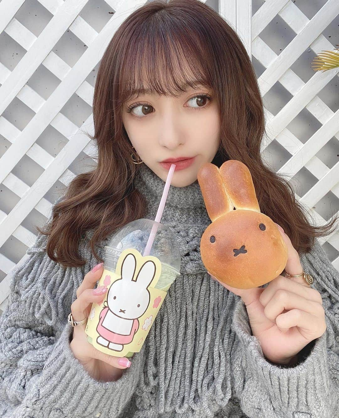 ひなたろす（佐原ひなた）さんのインスタグラム写真 - (ひなたろす（佐原ひなた）Instagram)「ミッフィーのパン🥐とドリンク🥤 かわっちすぎる🐰  @maria_bigami さんに髪質改善の トリートメントしてもらって びっくりするくらいサラサラなって 驚いたの🥺定期的に通いたい🥺  👕　@zara   #ミッフィー #miffy #ミッフィーグッズ #ミッフィー好きと繋がりたい #ミッフィーカフェ #ミッフィー桜ベーカリー #嵐山カフェ #嵐山 #嵐山ランチ #嵐山食べ歩き #京都カフェ #カフェ #カフェ部 #cafe #followｍe  #zara #ざらじょ #ザラ #ザラ購入品 #ザラジョ #ザラコーデ #zarawoman」12月21日 20時00分 - saharahinata