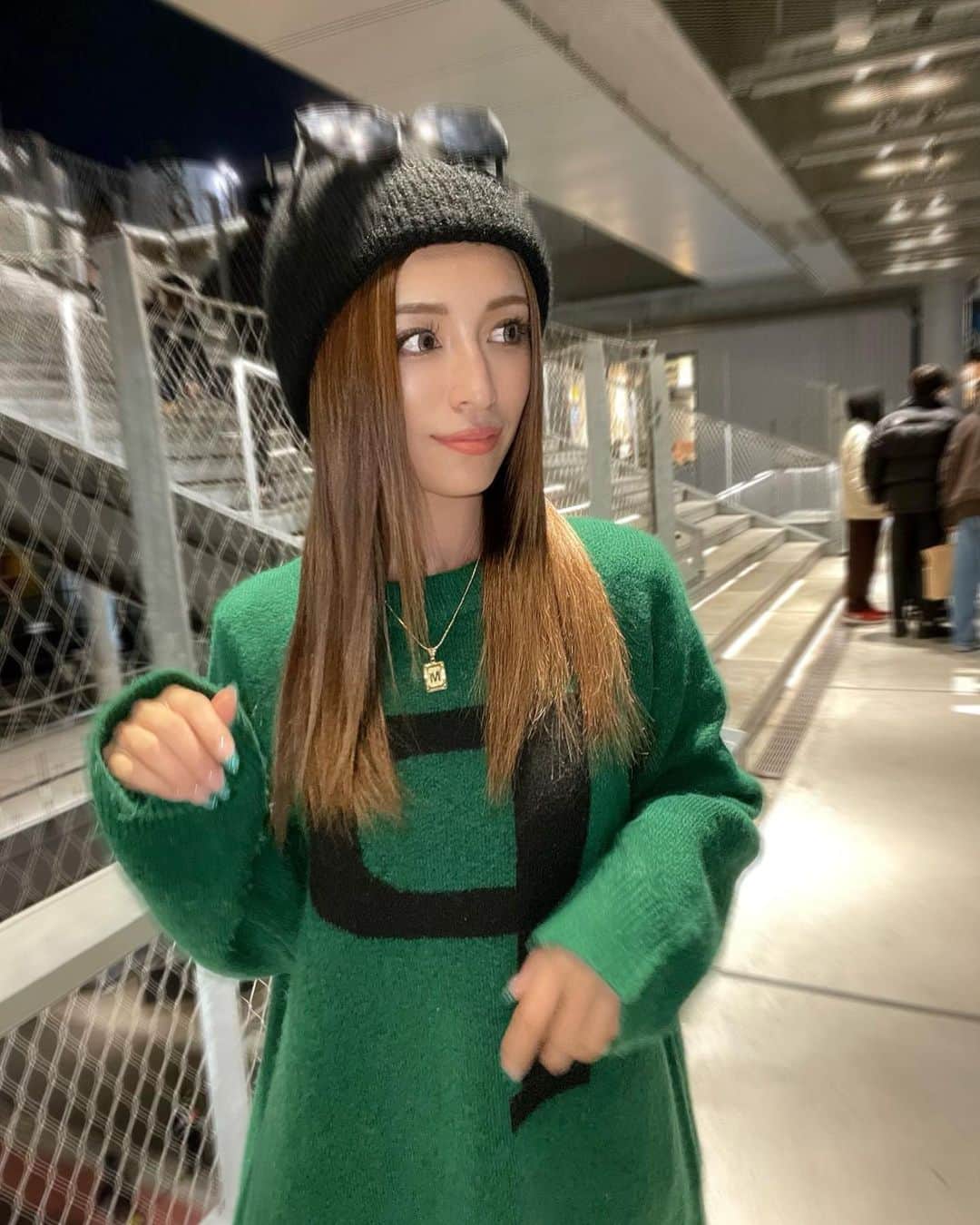 MIWAのインスタグラム：「🫑ニットわんぴ✌🏾 ㅤㅤㅤㅤㅤㅤㅤㅤㅤㅤㅤㅤㅤ ㅤㅤㅤㅤㅤㅤㅤㅤㅤㅤㅤㅤㅤ 最近イロモノに目がいってまう。笑 これは着すぎて毛玉が怖い💭 09たまたまフラフラしてて 可愛いと思って買ったのよん🦖♥️  ㅤㅤㅤㅤㅤㅤㅤㅤㅤㅤㅤㅤㅤ はやくスノボー行きたいな~🏂❄️ ㅤㅤㅤㅤㅤㅤㅤㅤㅤㅤㅤㅤㅤ  #ニットコーデ#ニットワンピ #ニット帽#ニット帽コーデ#冬コーデ #冬服#海外ファッション#accessory #fashion#ootd#outfit#Knit#cap #宮下パーク#miyashitapark#shibuya」