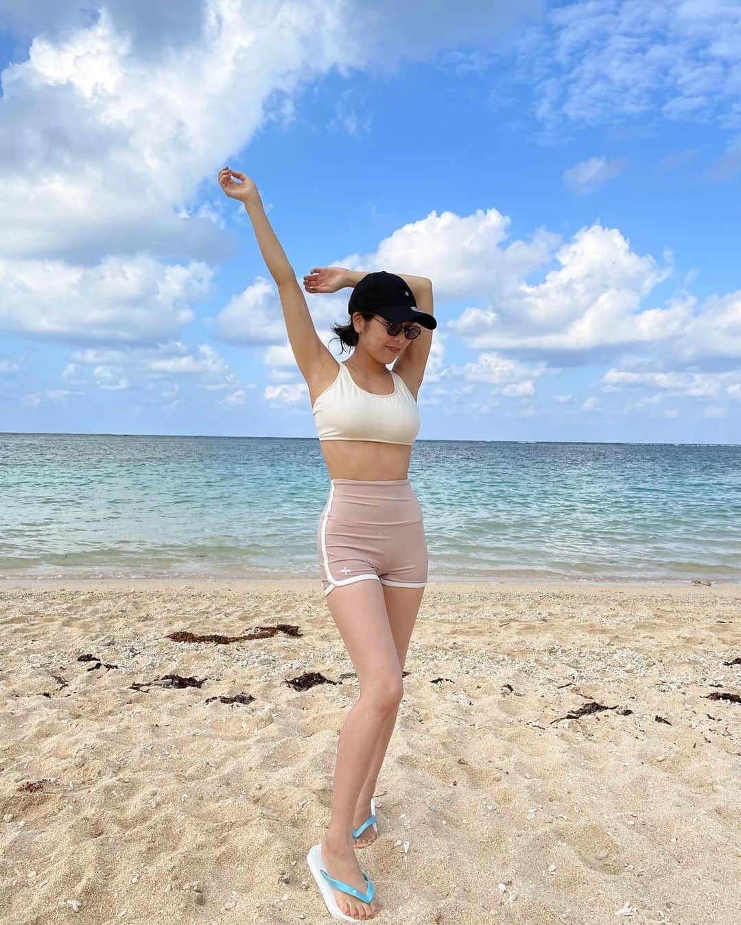のインスタグラム：「2021年もあと10日😱❗️ 20代は早いと聞いてはいたけど本当に早かった〜〜 インスタ始めて1年半。辞めよかな？と 思ったこともあったけど メロンのお陰で出逢えた大切な人が たくさん居るし本当よかった💗  来年はコロナも落ち着いて 愛犬と色んな冒険出来ますよーに🐶🐶 今の私の幸せ↓ @kabomaru.com_ ☺️💛  一年の締めくくりみたいになったけど まだクリスマスがありますね🎄💕 最高の身体で過ごせるように(なんとなく)トレーニング頑張ろ⚡️」