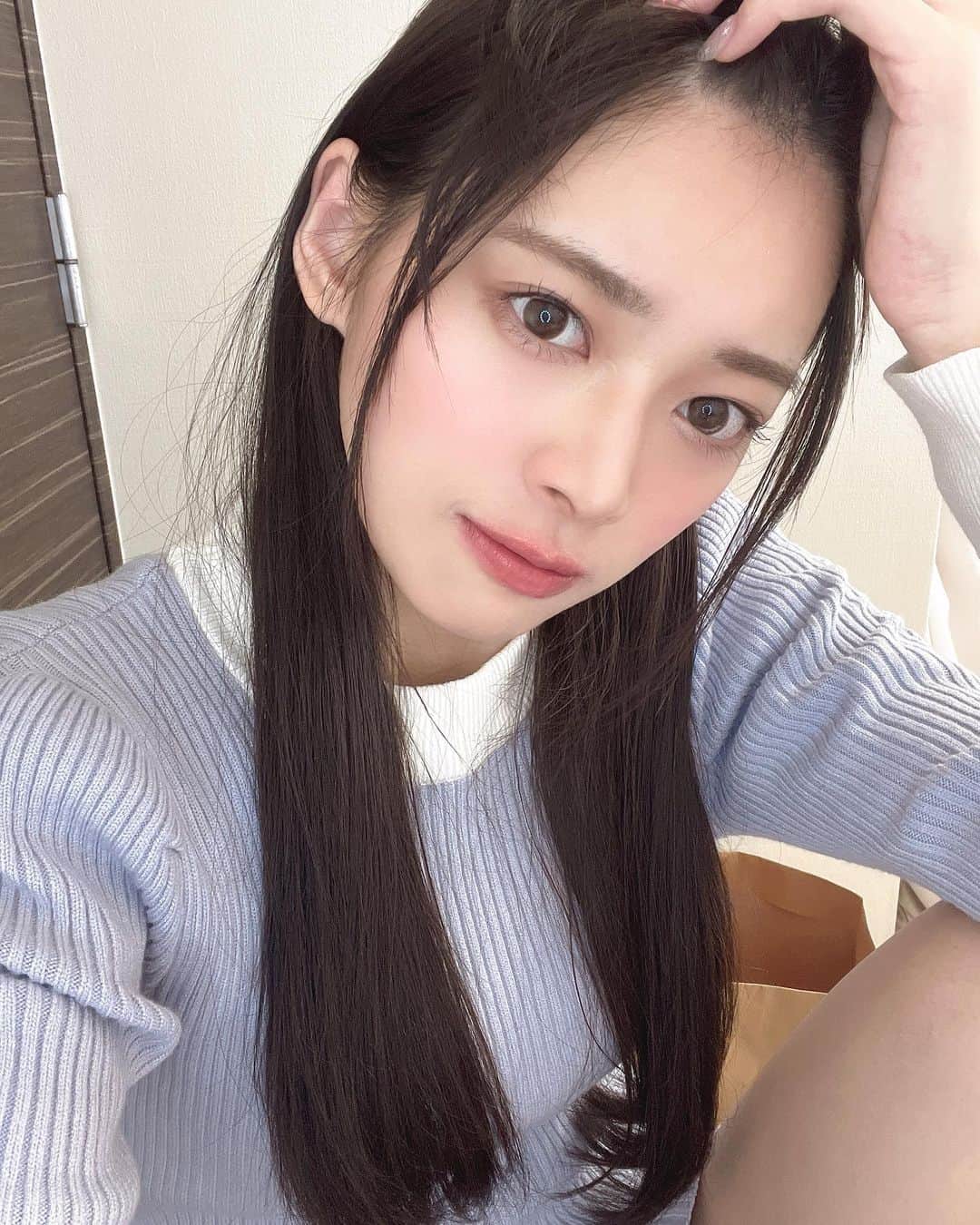 藤田いろはのインスタグラム：「おでこ ⁡ ⁡ ⁡ 最近前髪がしっくりこなくていっそ前髪無くしてみたい 前髪のセット永遠に上手くできない😢」
