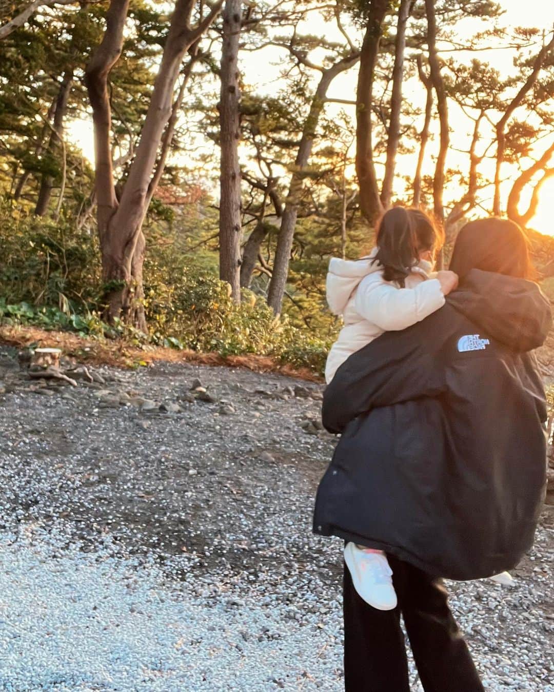 出口夏希さんのインスタグラム写真 - (出口夏希Instagram)「２０歳になっても めいっこと石遊び」12月21日 20時31分 - natsuki__deguchi__official