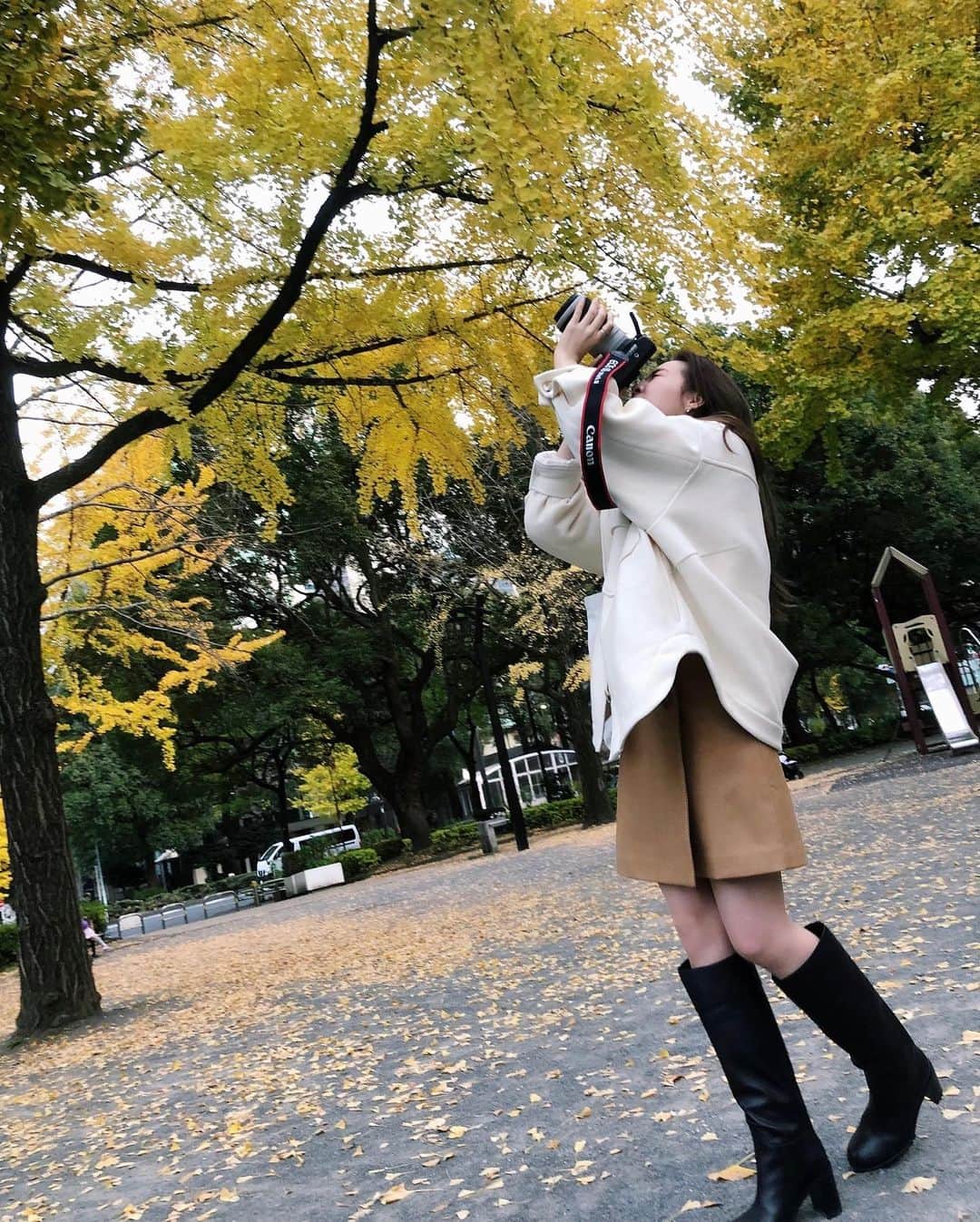 利水翔のインスタグラム：「. 撮影の休憩中⭐️ ⁡ カメラマンさんに📷を 貸して頂いて写真を撮ってみました✨☺️🍃🍂🍁 ⁡ 題名は『冬さんこんにちは。』です。笑😂 ←題名って中々かっこいいの思いつかないですねw ⁡ 題名はかっこよくないですが 写真はいい感じに撮れた気がします😚✨ ⁡ ⁡ ⁡ ⁡ ⁡ ⁡ ⁡ ⁡ ⁡ ⁡ #enjoy #smile #ootd #happy #love #nature  #half #model #kt #me #instdiary  #fathion #fishing #japan #photo #camera #stomach #ファインダー越しの私の世界 #カメラ女子」