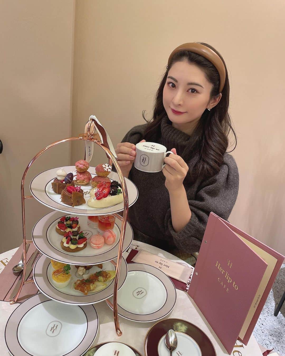 のインスタグラム：「ㅤㅤㅤ  Her lip toとKASHIYAMA DAIKANYAMAが コラボしたHer lip to CAFE🤍 ㅤㅤㅤ 店内もHLT Afternoon Tea Setも こだわりのかわいいがたくさん詰め込まれていました🎀 ㅤㅤㅤ 大好きなCOTEAU. のシェフの方と小嶋陽菜さんが 試食を重ねてできあがったアフタヌーンティーらしく 見た目だけでなくお味もとっても美味しかったです🤤💕 ㅤㅤㅤ #代官山 #代官山カフェ #kashiyamadaikanyama #herlipto #herliptocafe #followme #followmejp #followjp」