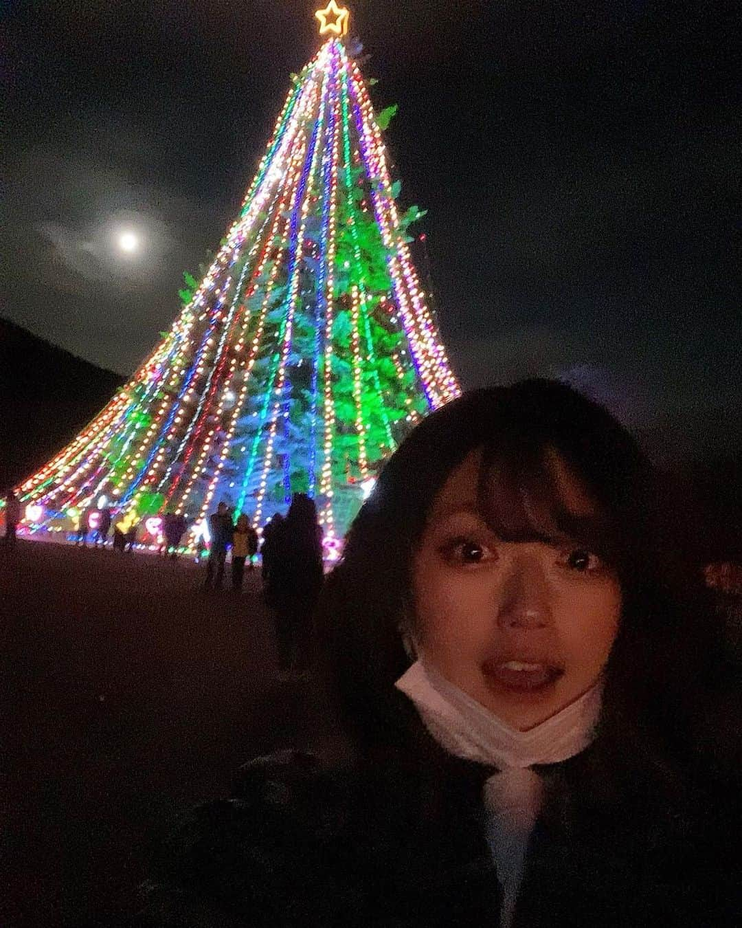 藤堂なえみさんのインスタグラム写真 - (藤堂なえみInstagram)「本物のもみの木で日本一大きい クリスマスツリー🎄見に行ってきた✨  2枚目はメガネが曇ってるんだけど… 曇りメガネからのツリーは、 綺麗でしょ？🎄💖✨  この前ね、外歩いてて寒すぎて 何か楽しいことないか探してた時に、 メガネ曇らせて見る世界が普通の道でも キラキラするって事に気づいたの🥺笑笑  ツリーでやったらめっちゃ綺麗だった💕  #クリスマスツリー #もみの木 #日本一大きいもみの木 #日本一大きいもみの木のクリスマスツリー #宮ヶ瀬ダム #宮ヶ瀬湖 #宮ヶ瀬湖畔園地 #宮ヶ瀬湖 #宮ヶ瀬ダムクリスマスイルミネーション #屋台  #クリスマス #クリスマスイブ」12月21日 21時15分 - naestagramdayo