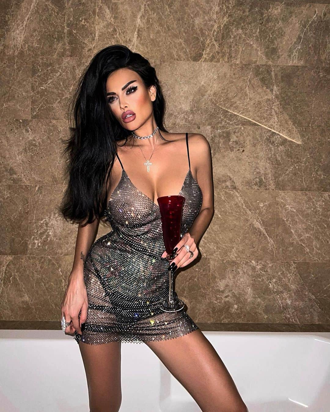 Nita Kuzminaのインスタグラム：「Black Diamond Girl ♠️ (листайте фото) Это платье от @bodyfitstylee чисто моя тема.. Полупрозрачное, в камнях, жадно обволакивающее фигуру, безумно сексуальное! Глядя на себя Я вся горю! Что уж говорить об окружающих..😈🔥🔥🔥 Dress: @bodyfitstylee」
