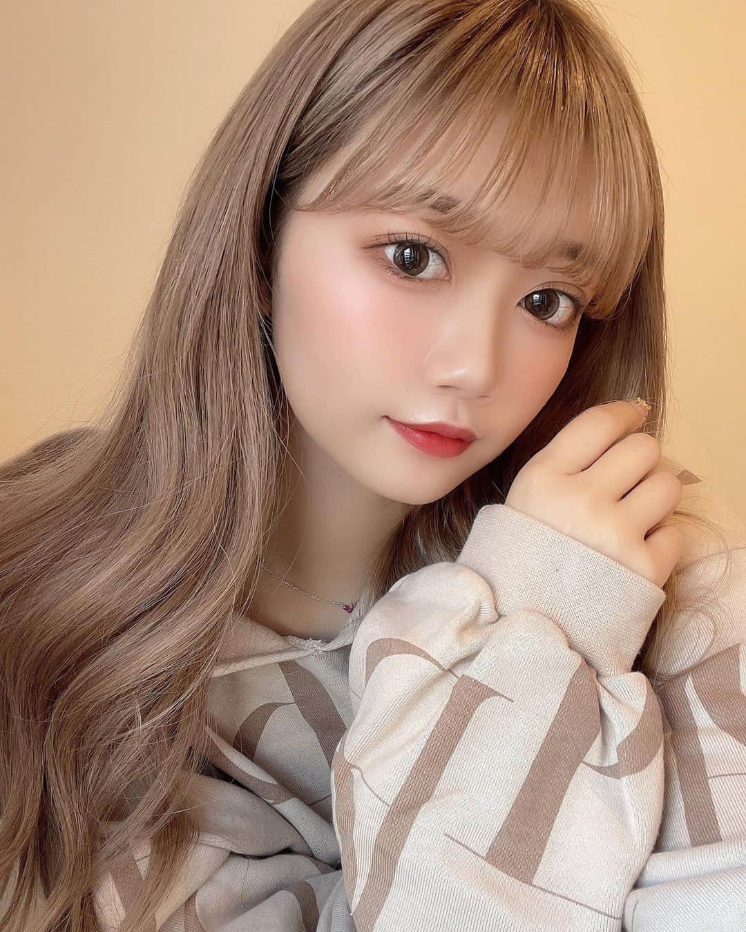 加藤夏歌のインスタグラム：「👀🖤 . 久々に　@eyelash_chrissie で パリジェンヌをお願いしてきた♡ . いつもパリジェンヌした後に 自まつ毛？って褒められるくらい 目力アップするから戻ってきちゃう😜笑 .  なつかのインスタ見たで 📍 公式LINE限定キャンペーン📍  12月末まで 《パリジェンヌラッシュリフト 割引キャンペーン》 ＊初回来店¥6,480→¥5,980  に なるみたい❤️‍🔥 . 気になる子は是非🎉」